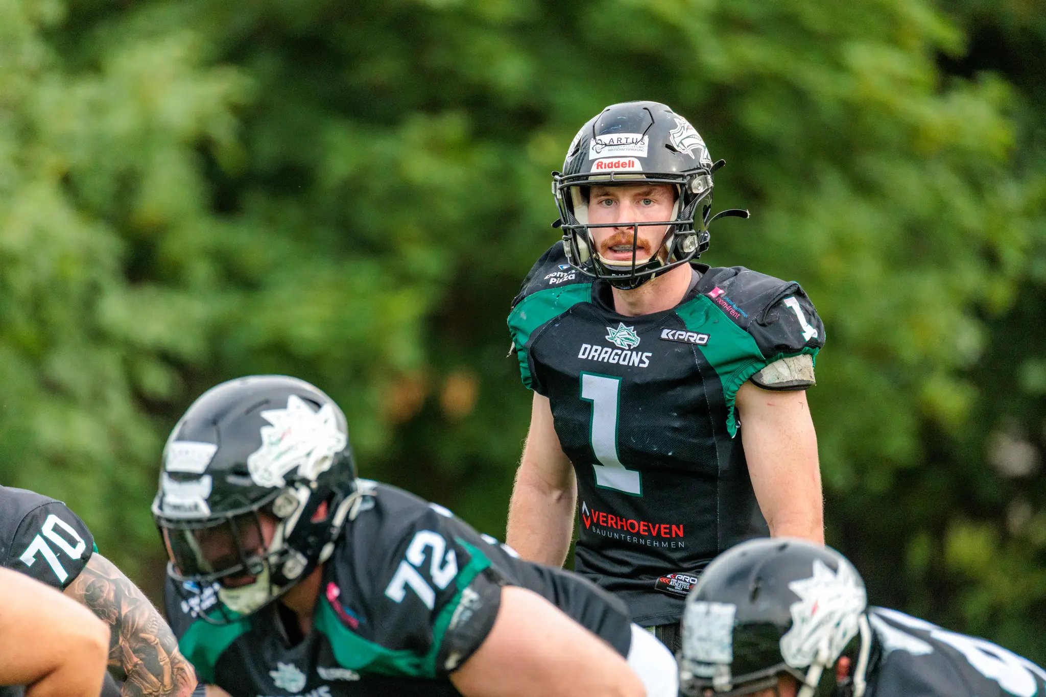 Quarterback der Danube Dragons während eines intensiven American Football Spiels gegen die Vienna Knights