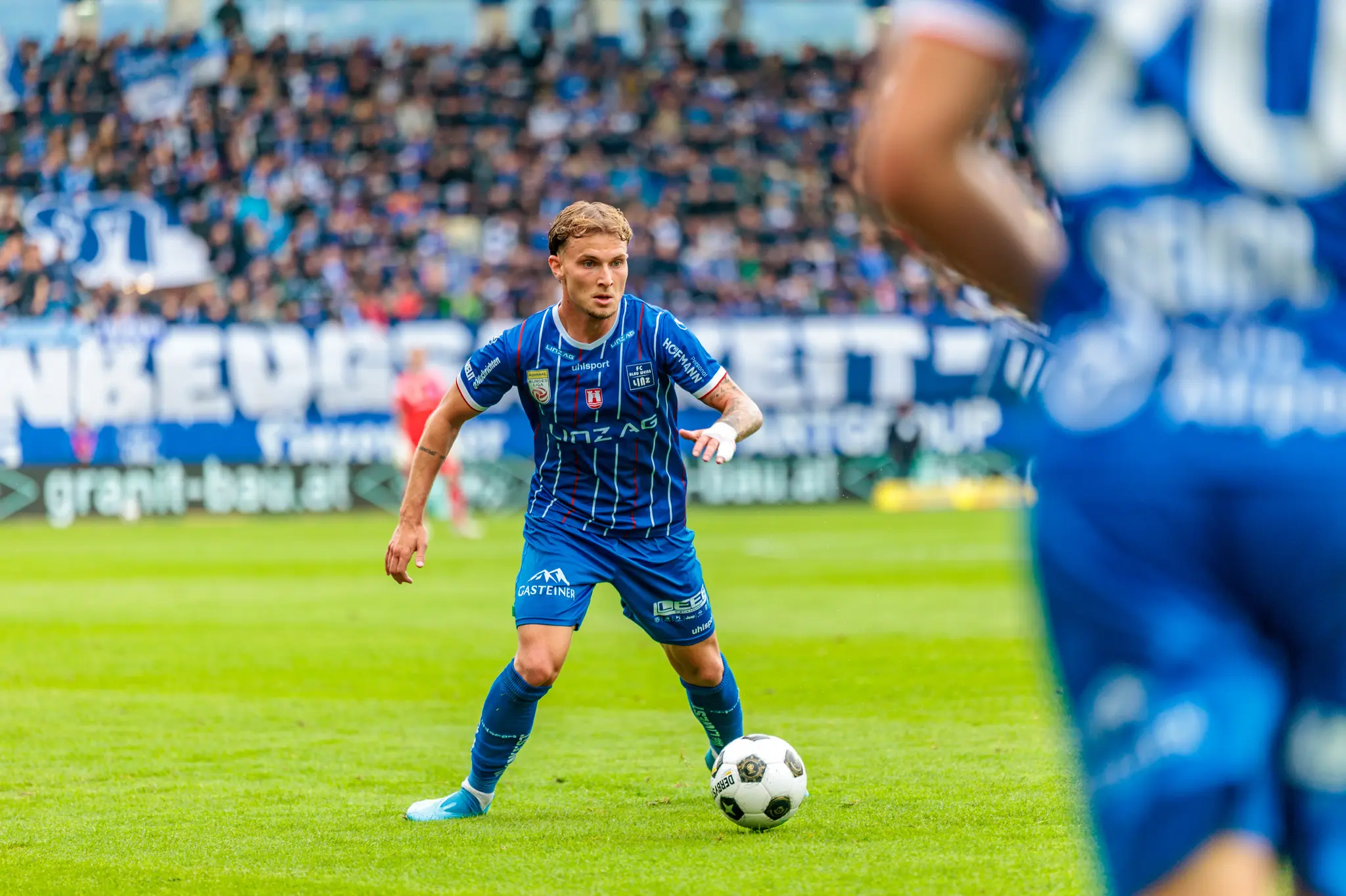 Ein Spieler von Blau-Weiß Linz kontrolliert den Ballbesitz während des Bundesliga-Spiels gegen den GAK