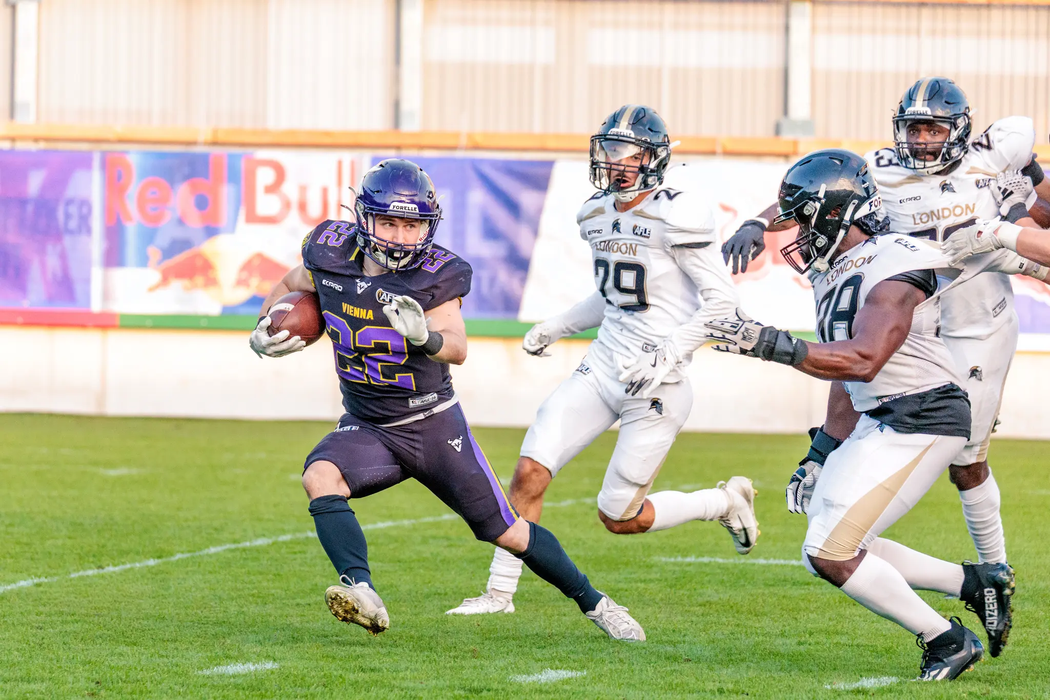 Albert Wiesigstrauch (22) der Vienna Vikings bricht mit dem Ball nach links aus, verfolgt von mehreren London-Verteidigern – Laufspiel der Wiener im zweiten Viertel.