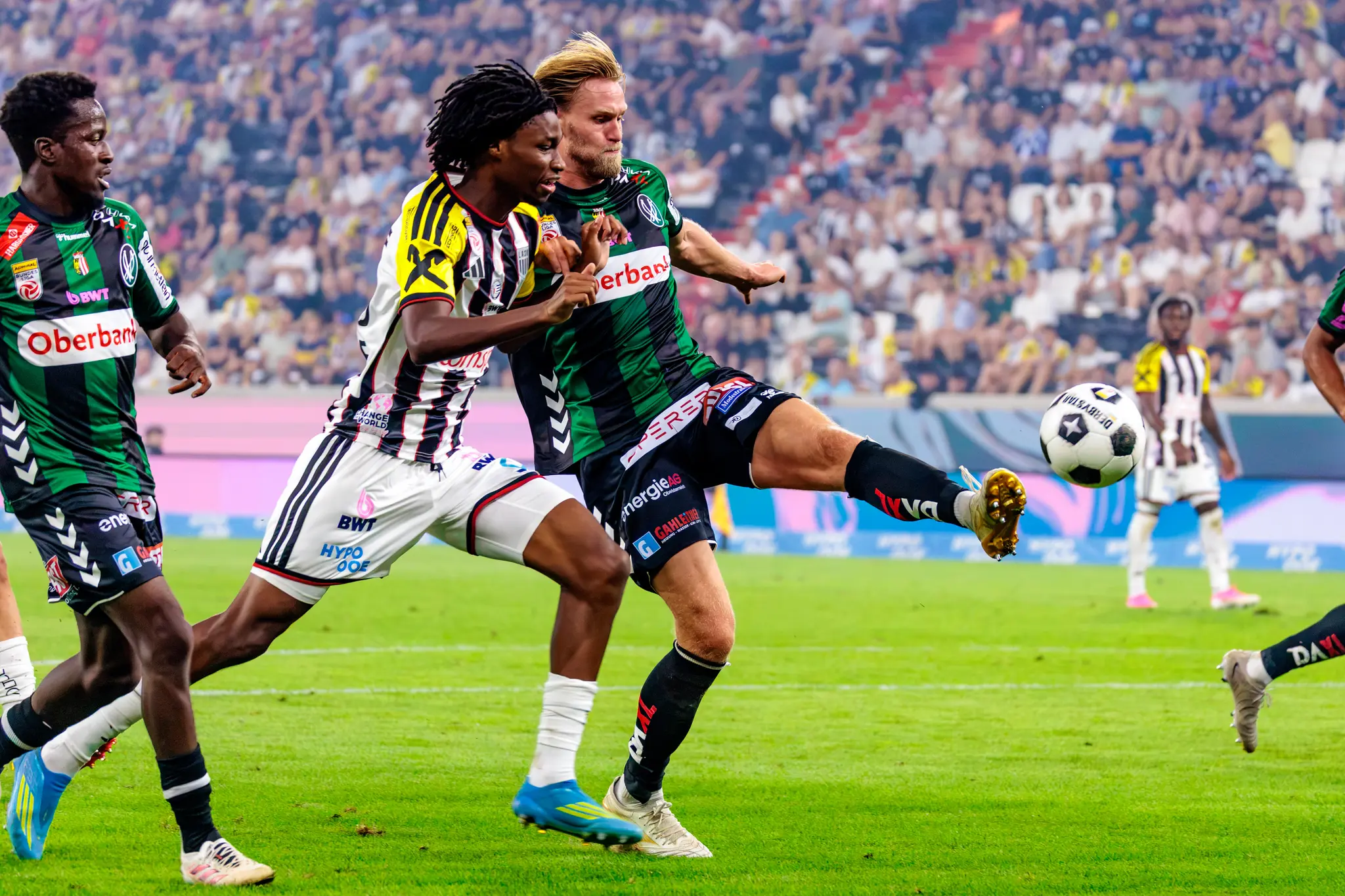 Kane (Nr. 45) greift an, ein SV-Ried-Spieler klärt den Ball