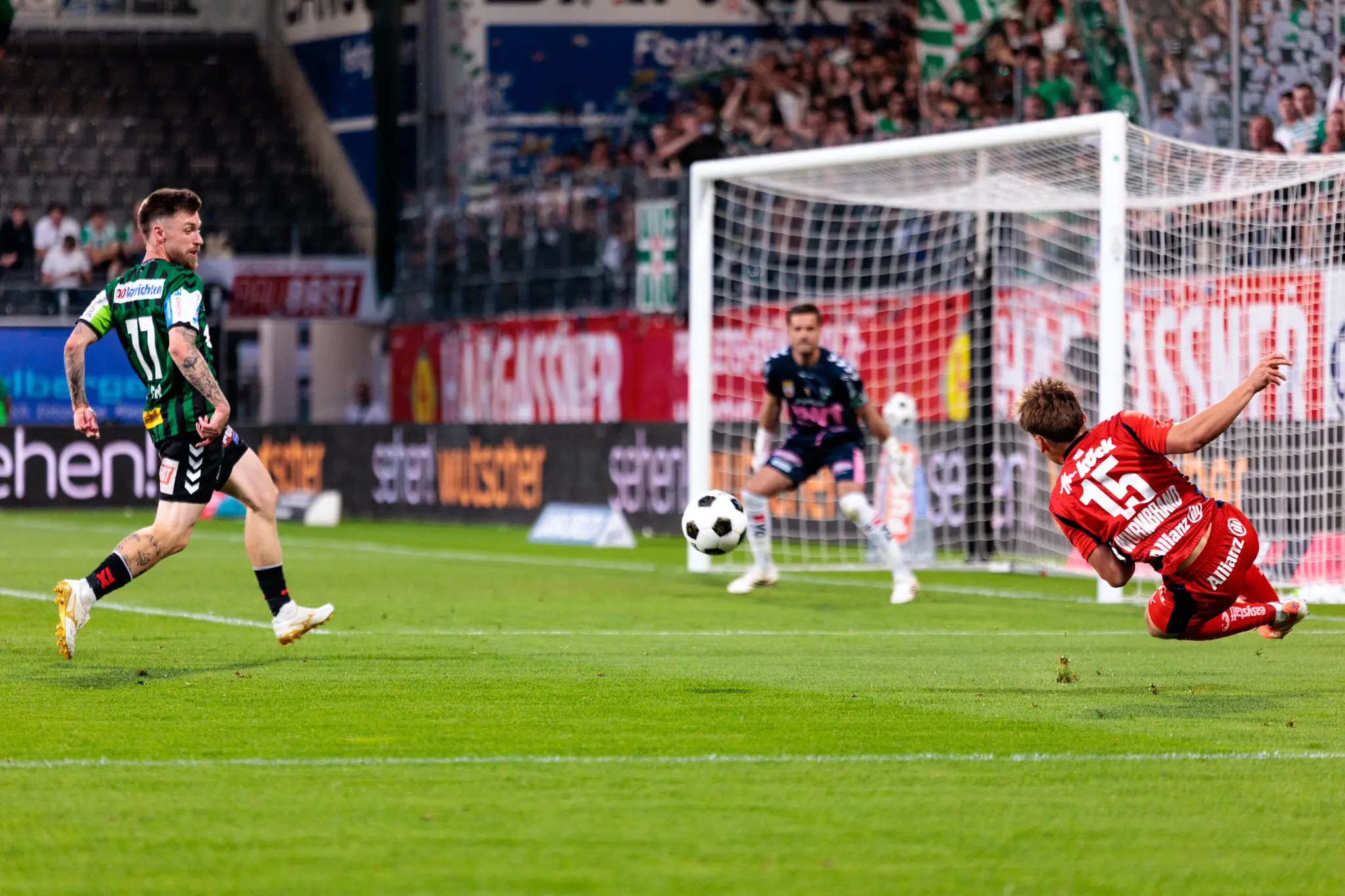 Eine spannende Szene im Torraum während des Bundesliga-Playoff-Spiels zwischen der SV Ried und Rapid Wien