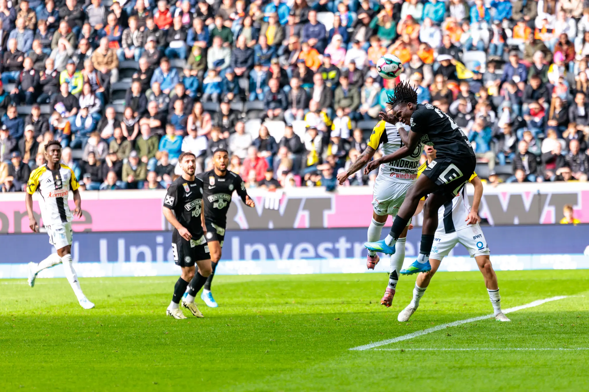 Ein Spieler des LASK und ein Spieler von Sturm Graz kämpfen beim Kopfballduell um den Ball