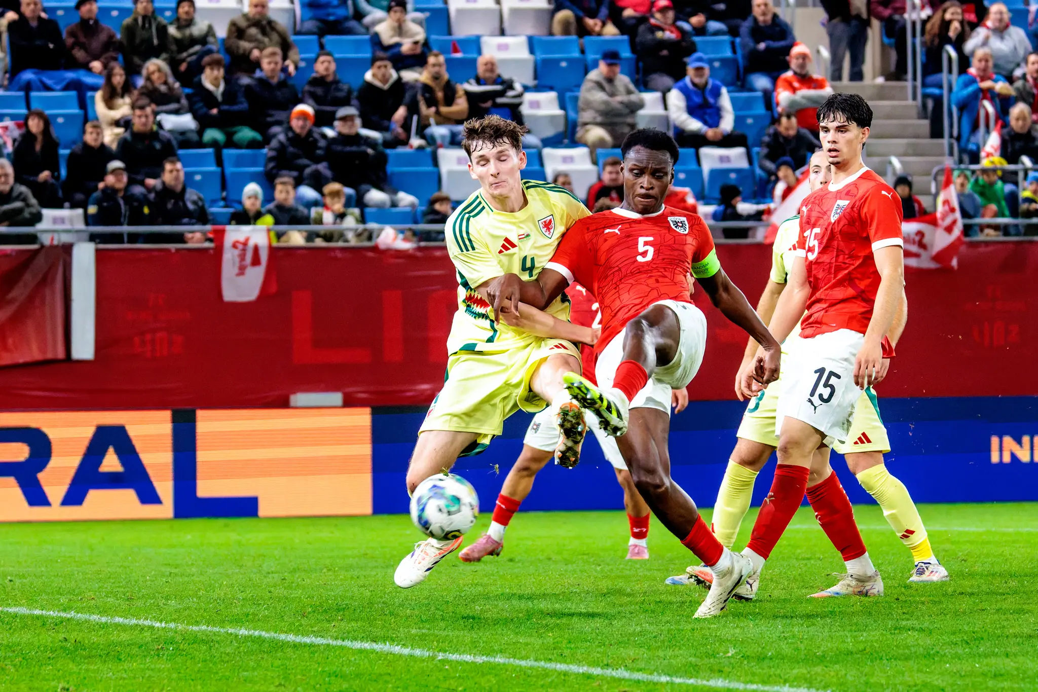 Österreichs U21-Kapitän Samson Baidoo in einem körperbetonten Zweikampf um den Ball mit George Nevett von Wales während des EM-Qualifikationsspiels