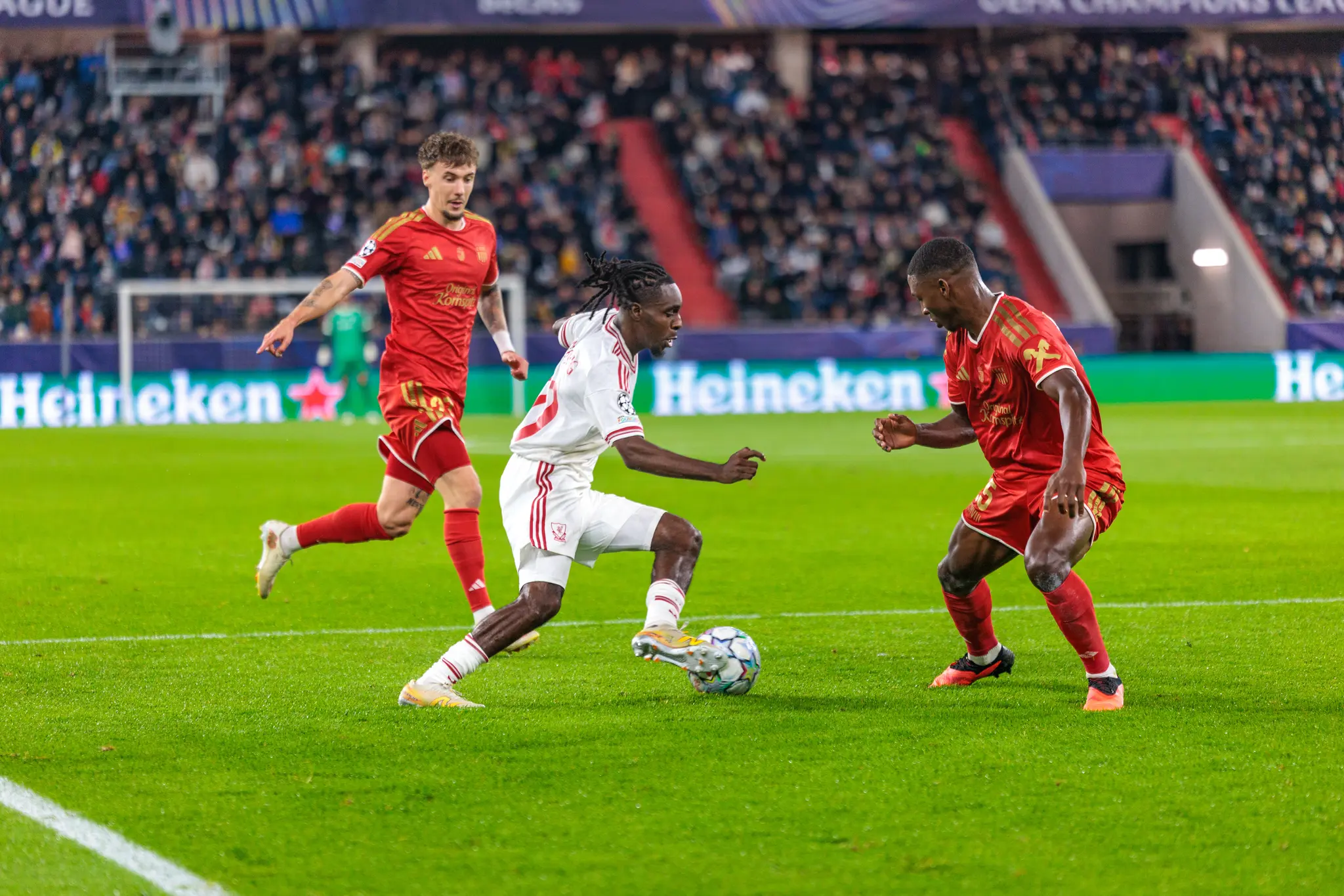 Rio Ngumoha (73) dribbelt mit dem Ball, Yvan Dibango (25) stellt sich ihm entgegen, im Hintergrund läuft Christoph Lang (27).