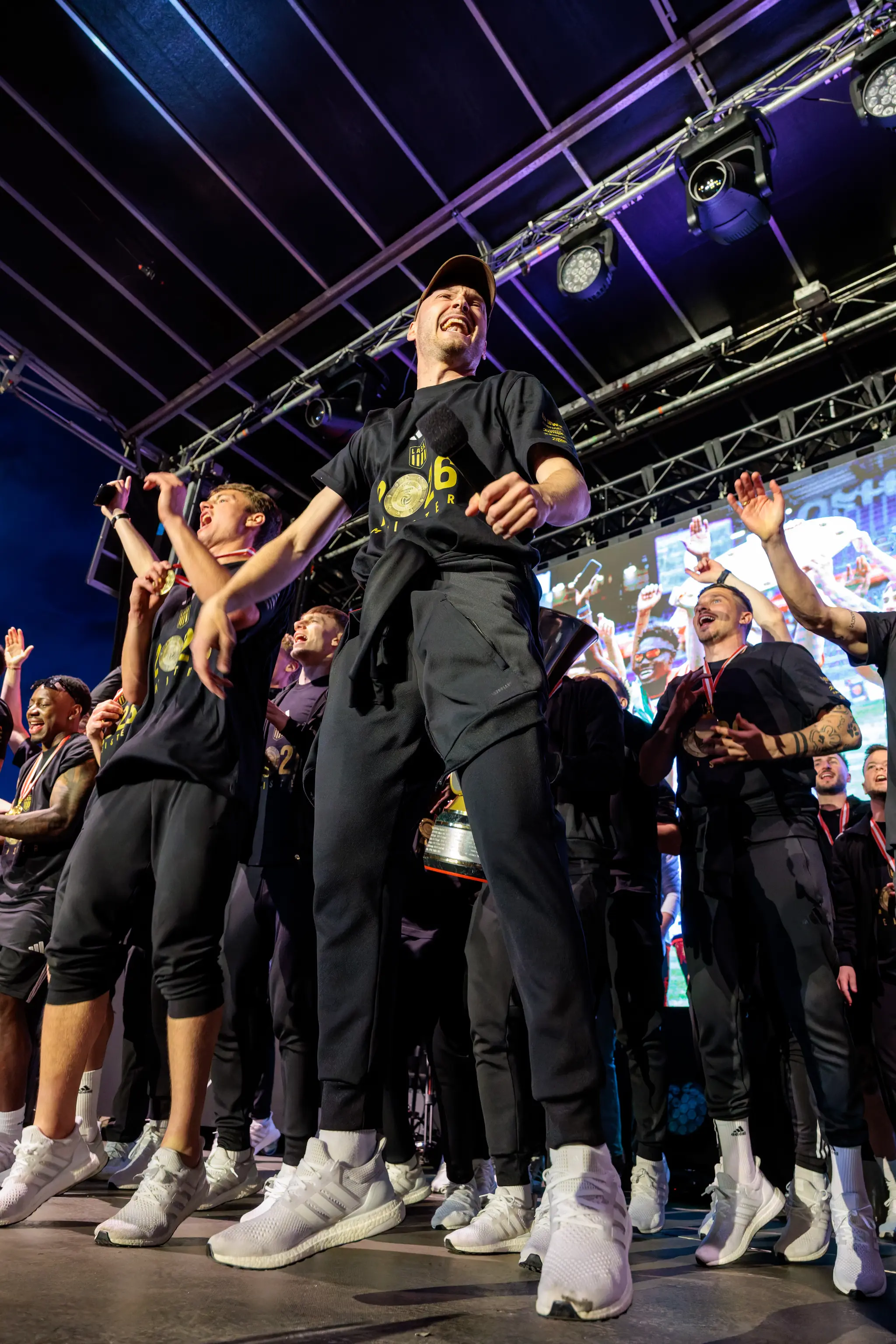 Die Mannschaft jubelt während der emotionalen Meisterfeier des LASK auf der Bühne eine Live-Performance