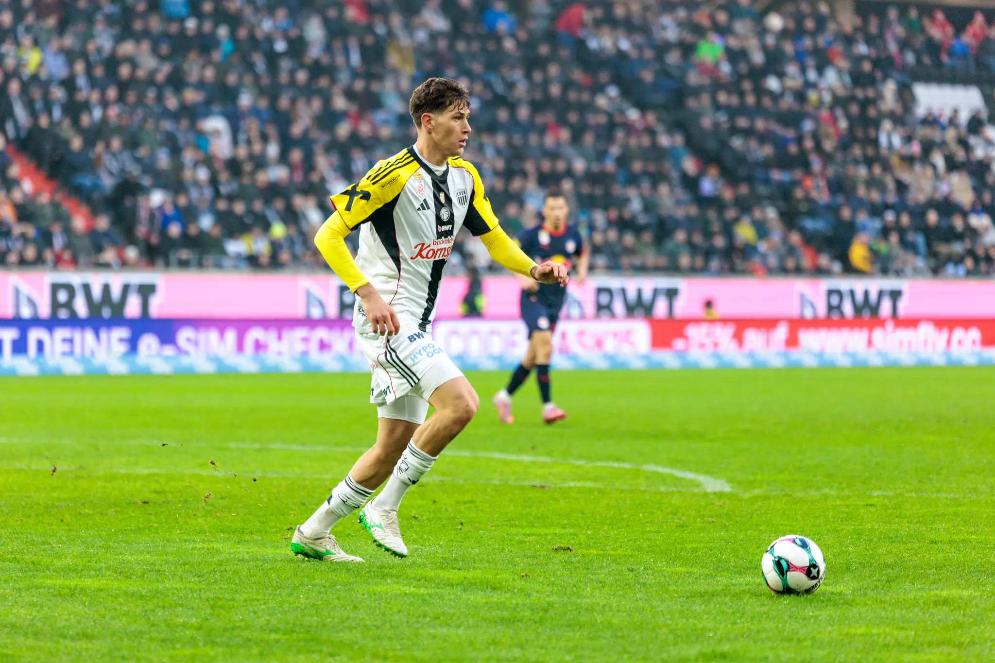Ein Spieler des LASK dribbelt konzentriert mit dem Ball während der Admiral Bundesliga Partie gegen den FC Red Bull Salzburg