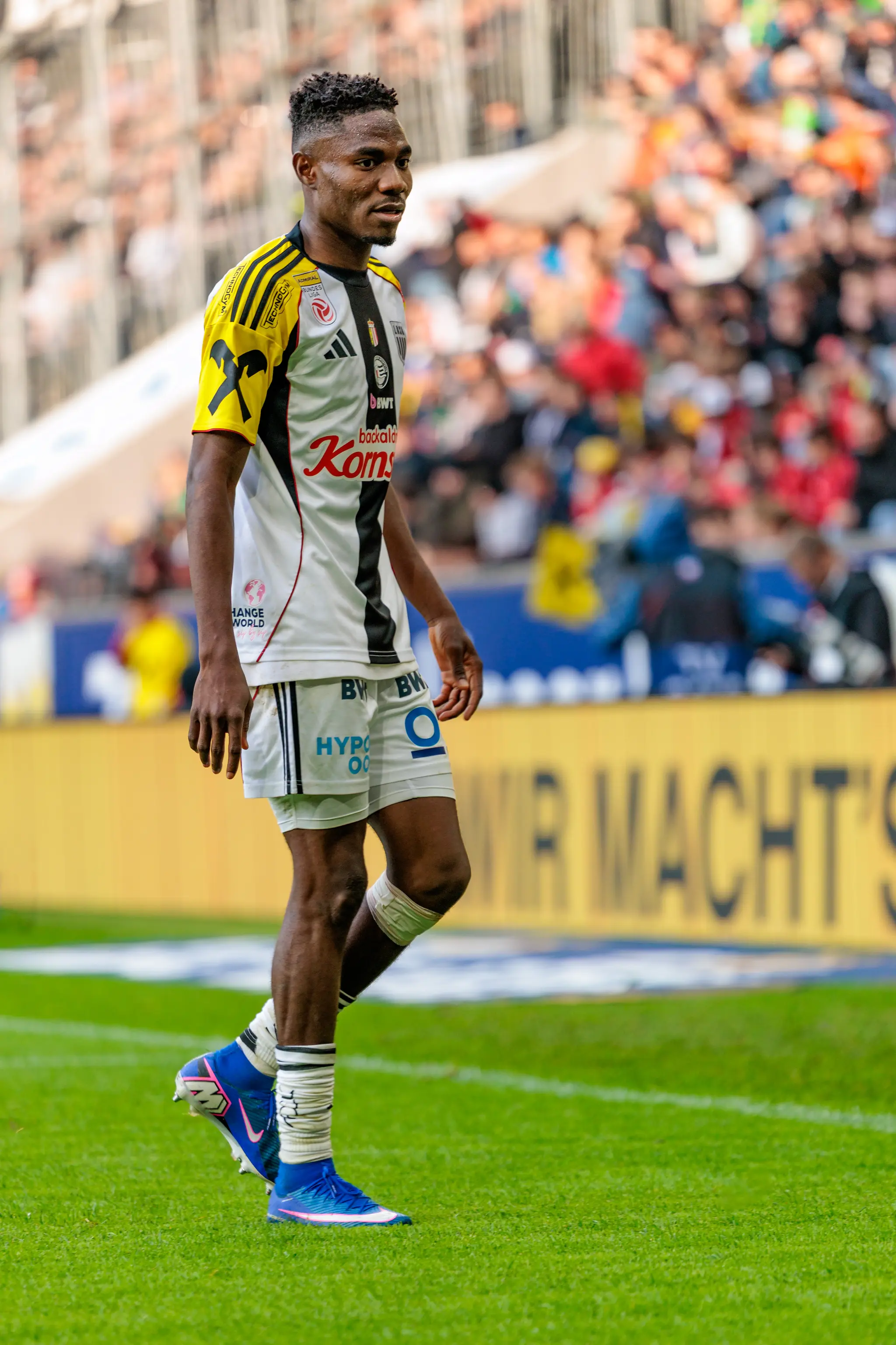 Ein LASK-Spieler blickt während des Spiels gegen Sturm Graz konzentriert in Richtung Ecke
