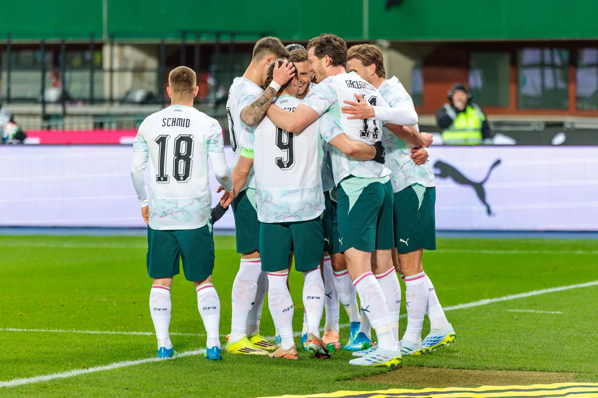 Die österreichische Fußballnationalmannschaft feiert eng umschlungen einen Treffer im Testspiel gegen Ghana