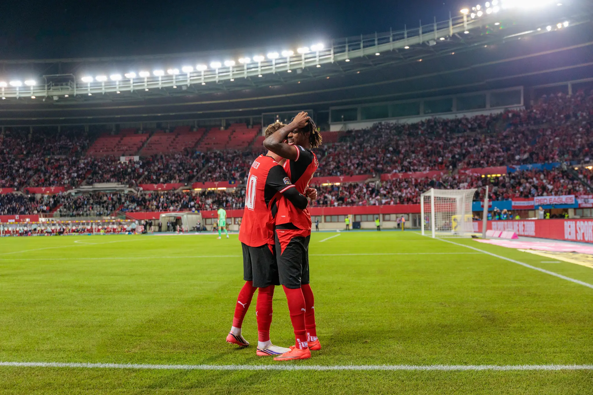 Paul Wanner (10) und Carney Chukwuemeka (17) feiern das 3:0 ausgelassen vor der rot-weiß-roten Fankurve.