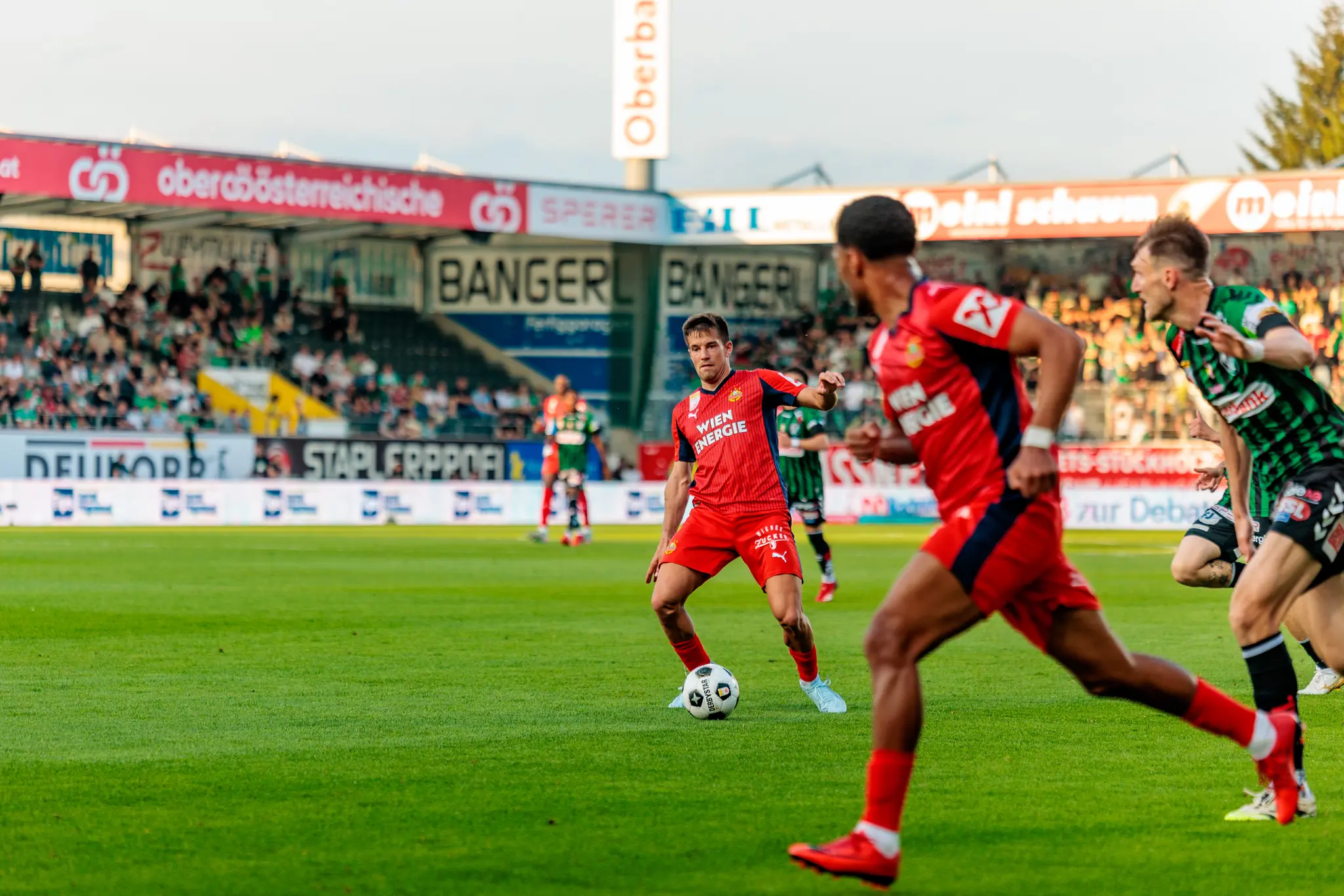 Ein Spieler von Rapid Wien kontrolliert den Ball im Mittelfeld während des Playoff-Spiels gegen die SV Ried