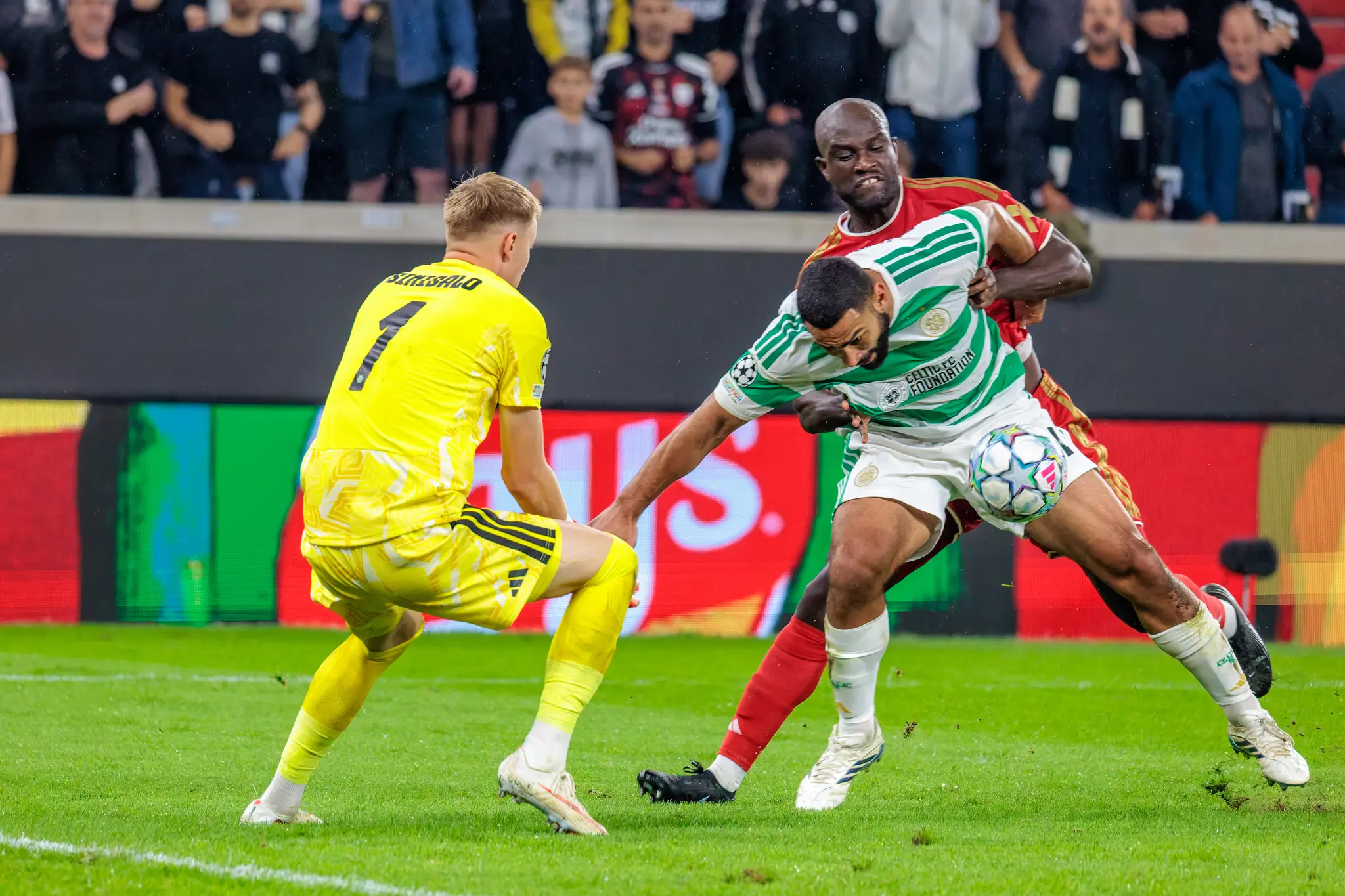 Harter Zweikampf im Strafraum: LASKs Mbuyamba ringt mit einem Celtic-Verteidiger um den Ball, Torwart Sinisalo lauert dahinter - beide geraten ins Straucheln.