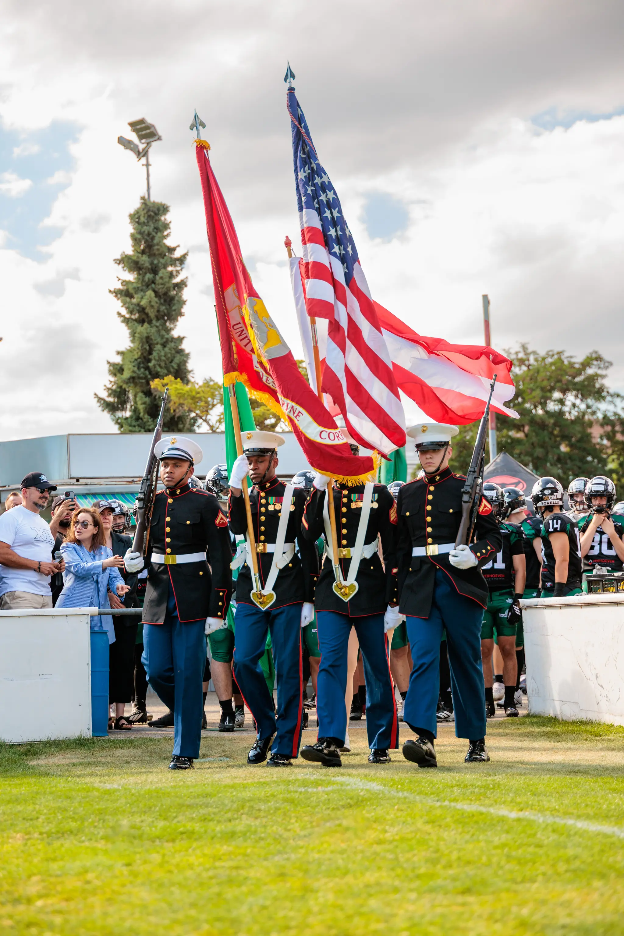 US Marine Color Guard mit amerikanischer Flagge und Marine Corps Flagge beim feierlichen Einmarsch auf das Spielfeld vor dem AFL-Playoff 2026