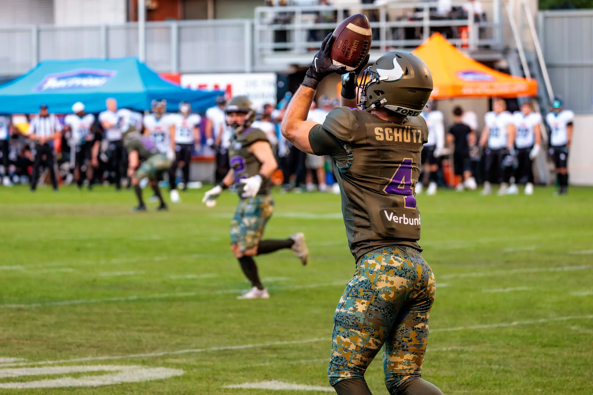 Vikings-Spieler Johannes Schütz (Nummer 4) fängt den Ball beim Kickoff-Return nach dem Panthers-Touchdown.