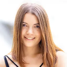 Sophie Huber, eine junge Frau mit langen braunen Haaren, lächelt freundlich in die Kamera lens: EF85mm f/1.8 USM