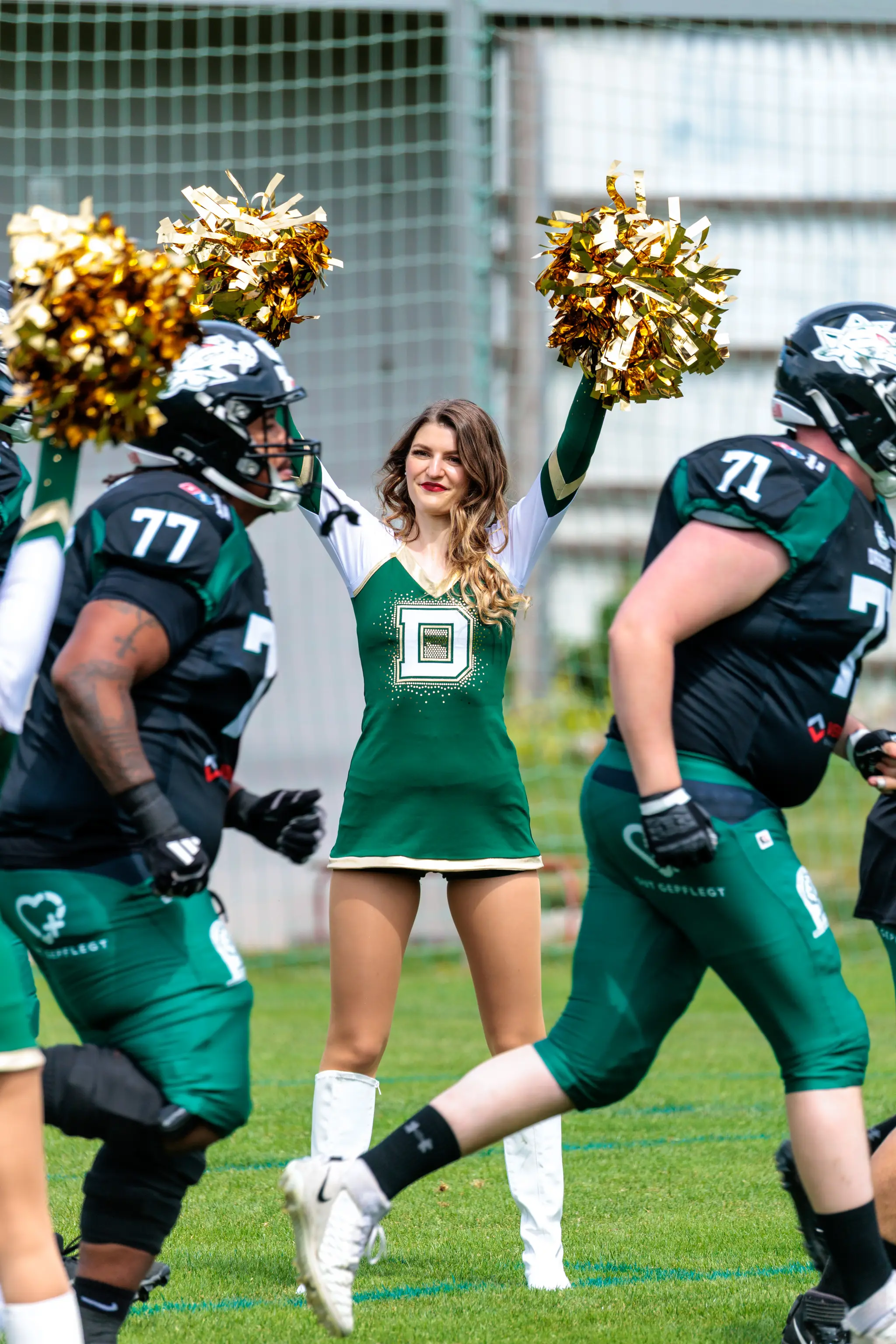 Danube Dragons Cheerleader feiert den knappen Sieg gegen die Vienna Knights in der Austrian Football League