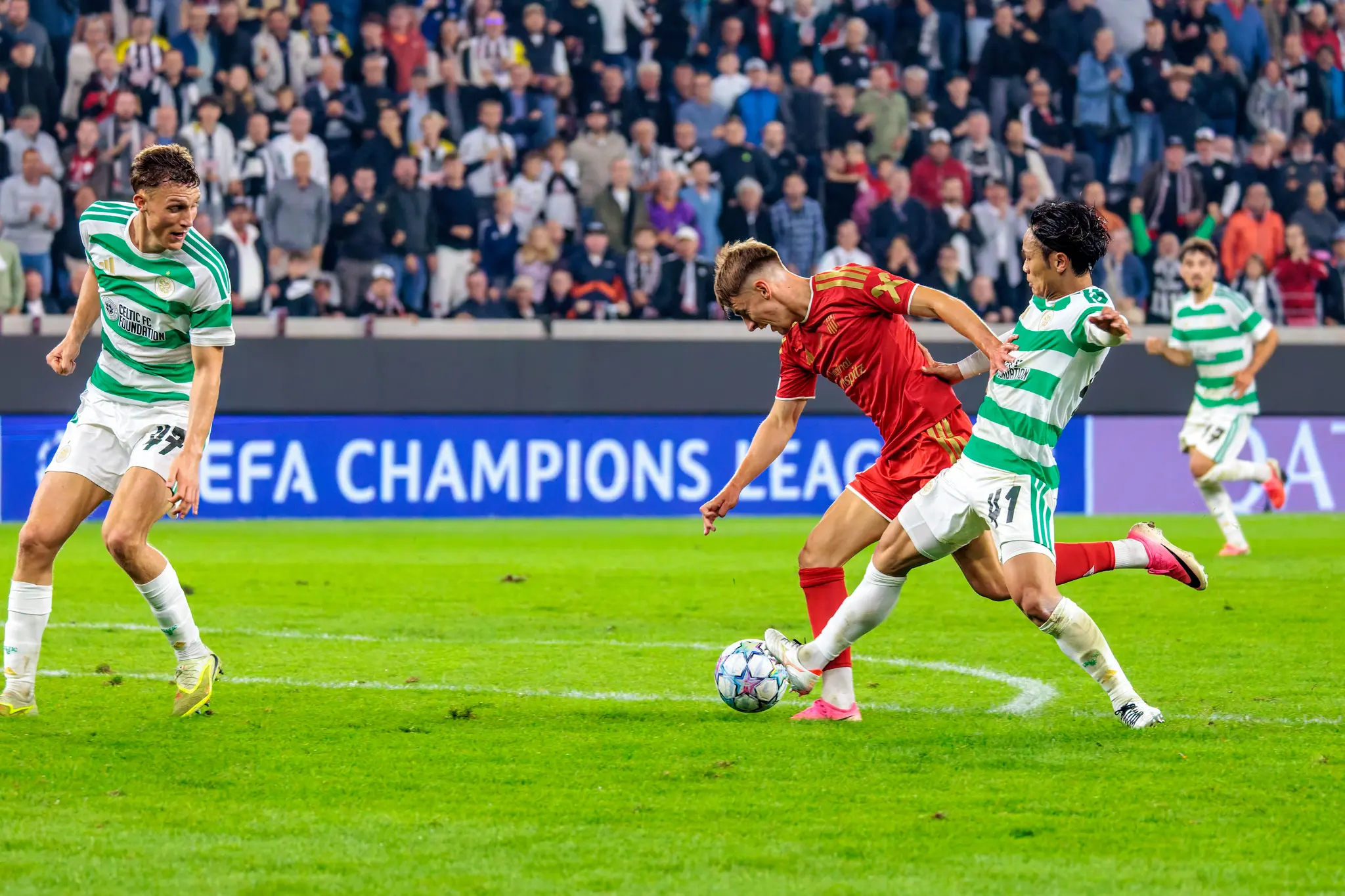 Celtics Hatate (41) und Murray (47) bearbeiten einen LASK-Spieler im Mittelfeld, bevor nur Sekunden später das Foul zum Elfmeter an Danek entsteht.