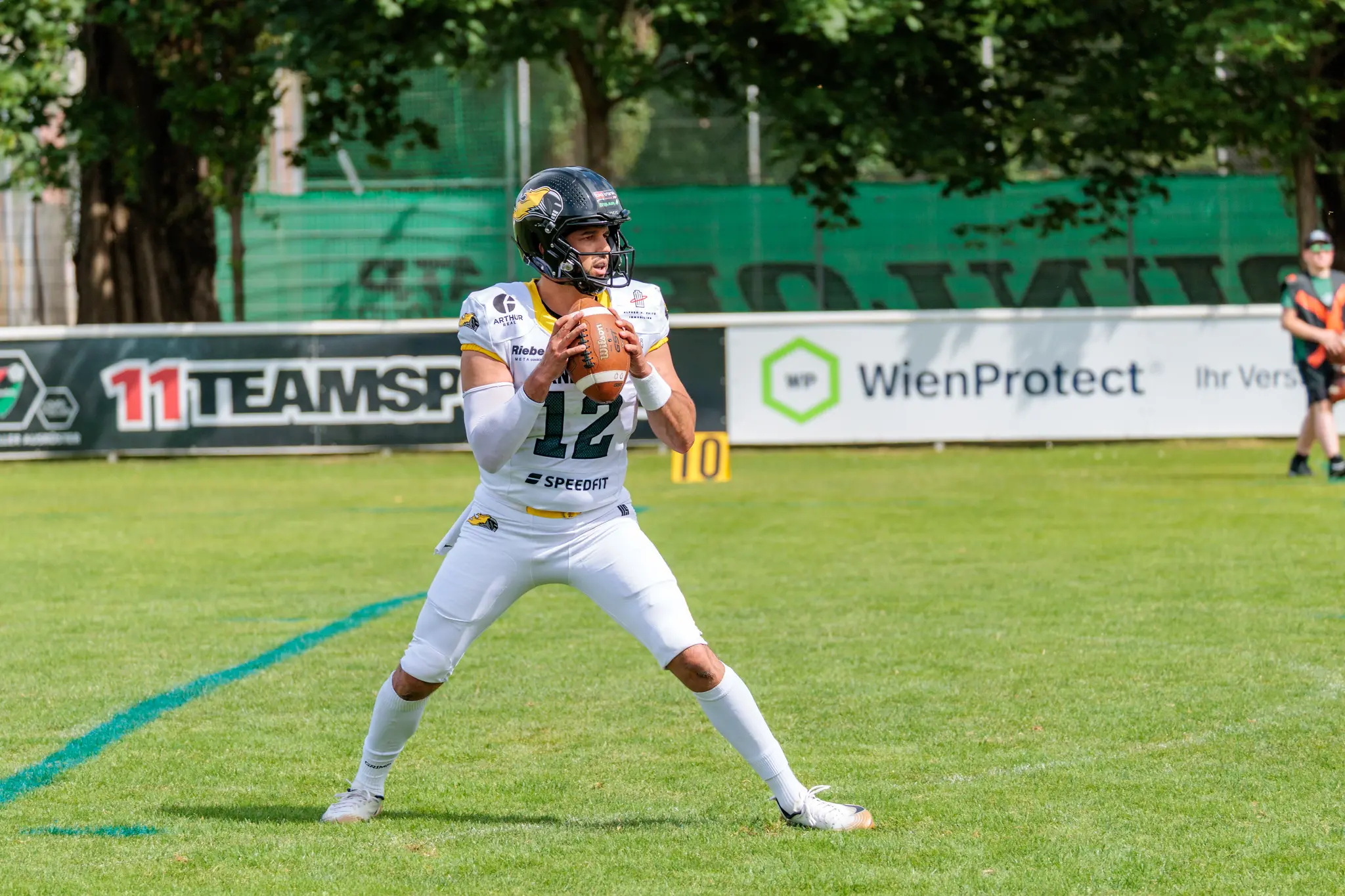Ein Quarterback der Vienna Knights in Aktion während des spannenden AFL-Spiels gegen die Danube Dragons