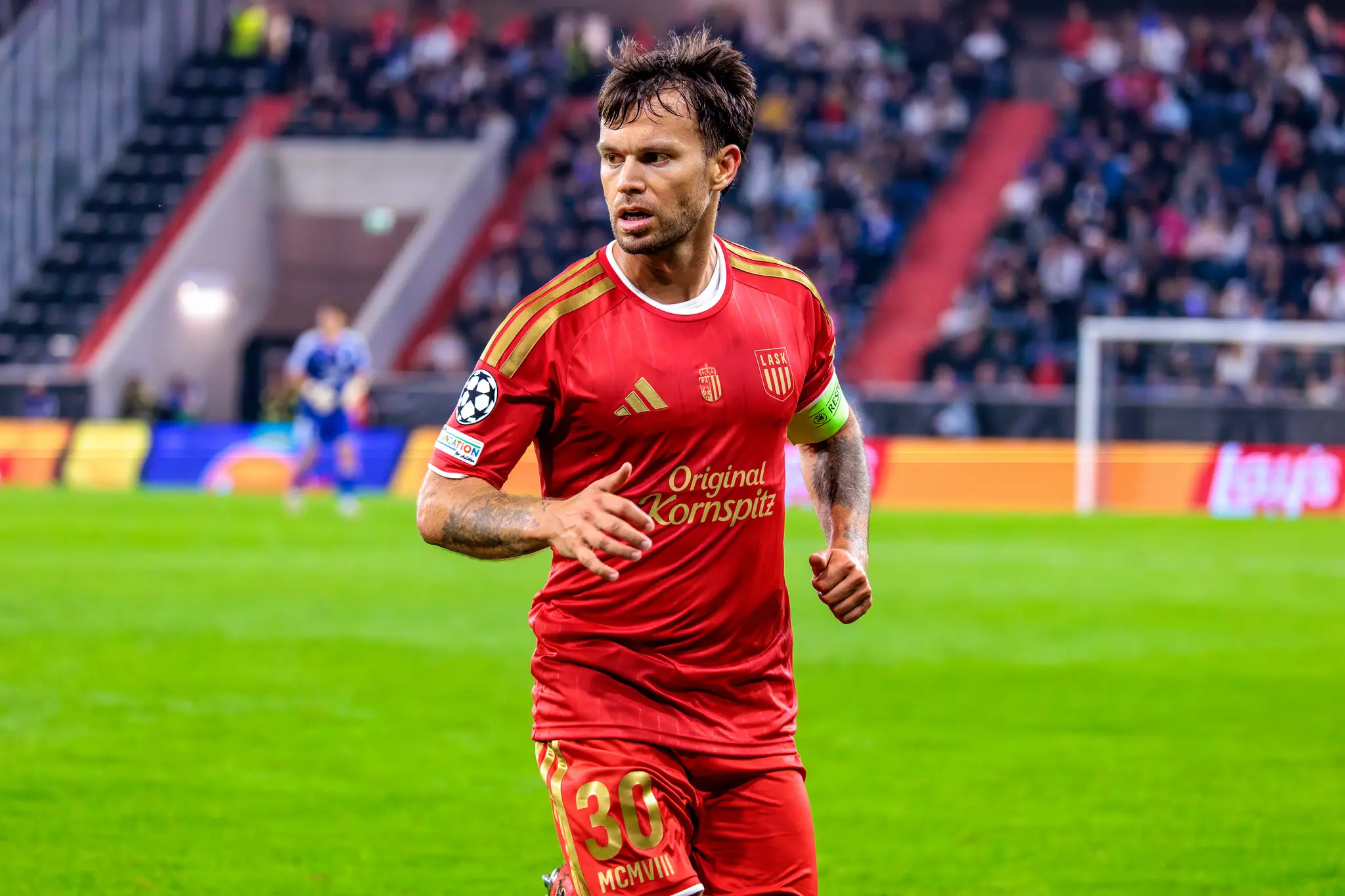 Mit der Kaepitaensbinde lotst Horvath seine Mannschaft durch den Dauerregen - bei LASK traegt in dieser Champions-League-Nacht die Nummer 30 die Verantwortung.