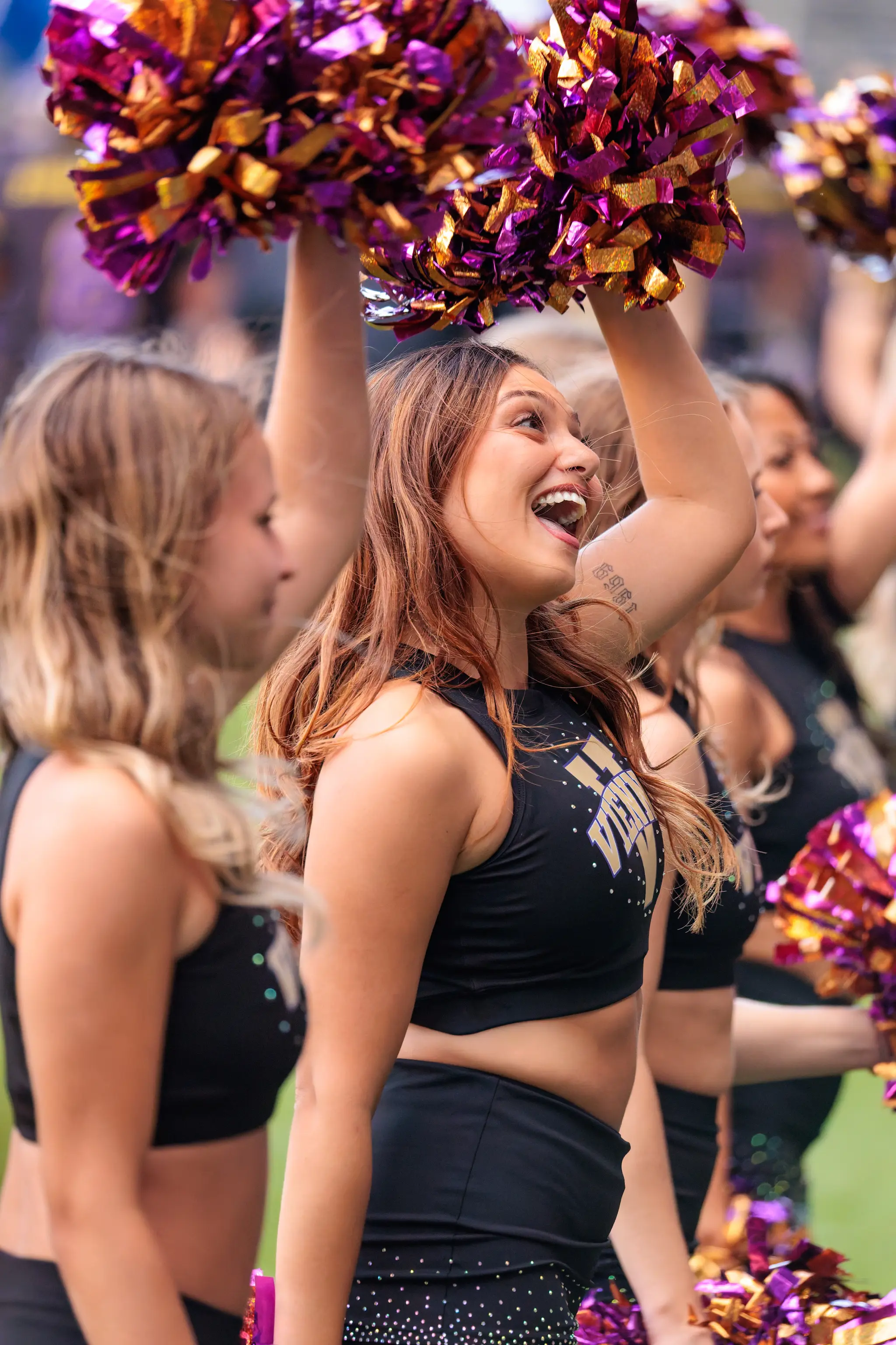 Mit hochgereckten violett-goldenen Pompoms und lautem Jubel feiert eine Tänzerin des Vienna Vikings Spirit Squad – ihre Freude spiegelte den Abend wider.