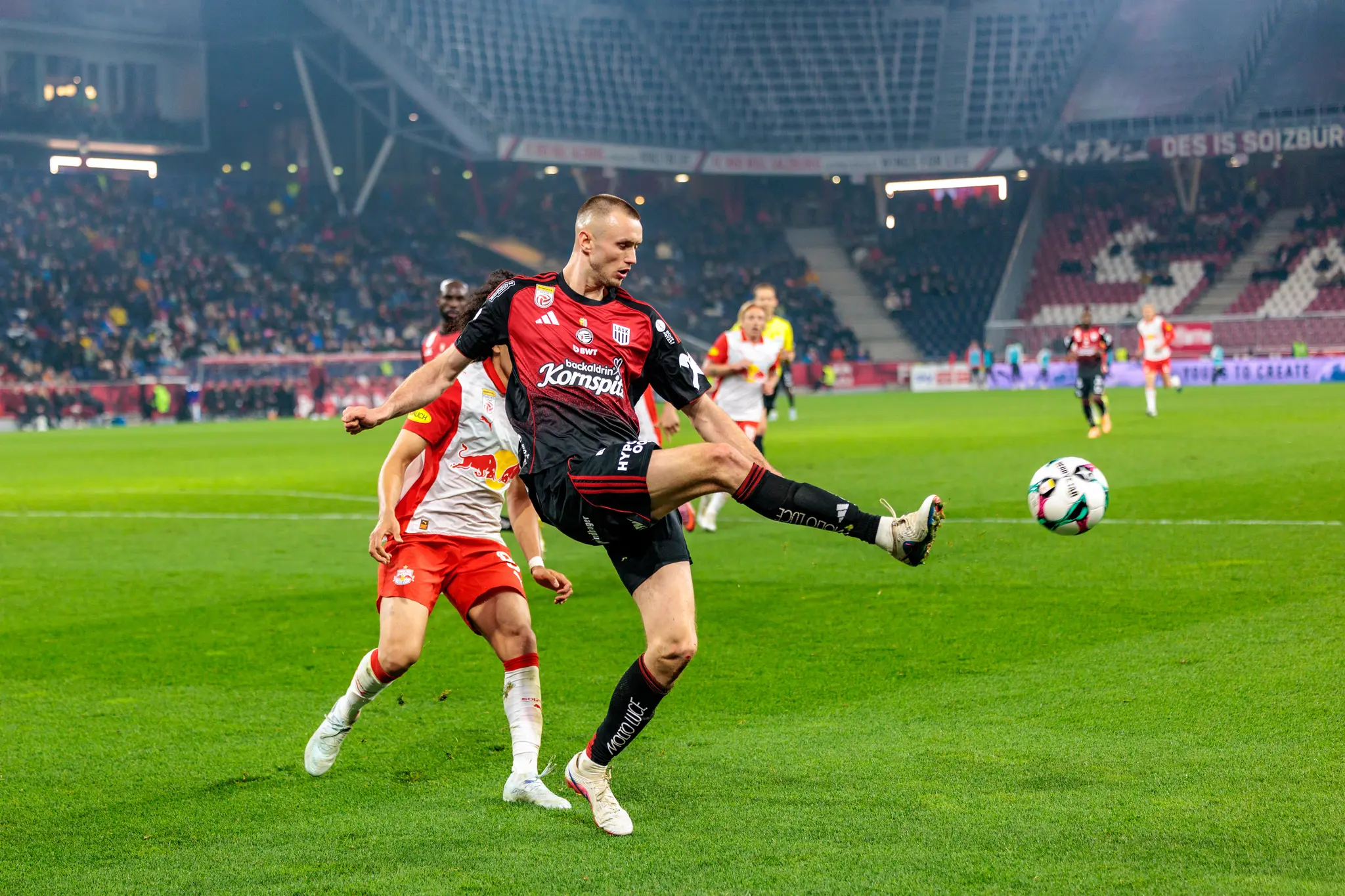 Ein LASK-Spieler führt einen Pass während des Spiels gegen Red Bull Salzburg in der ADMIRAL Bundesliga Meistergruppe 2025/26 aus