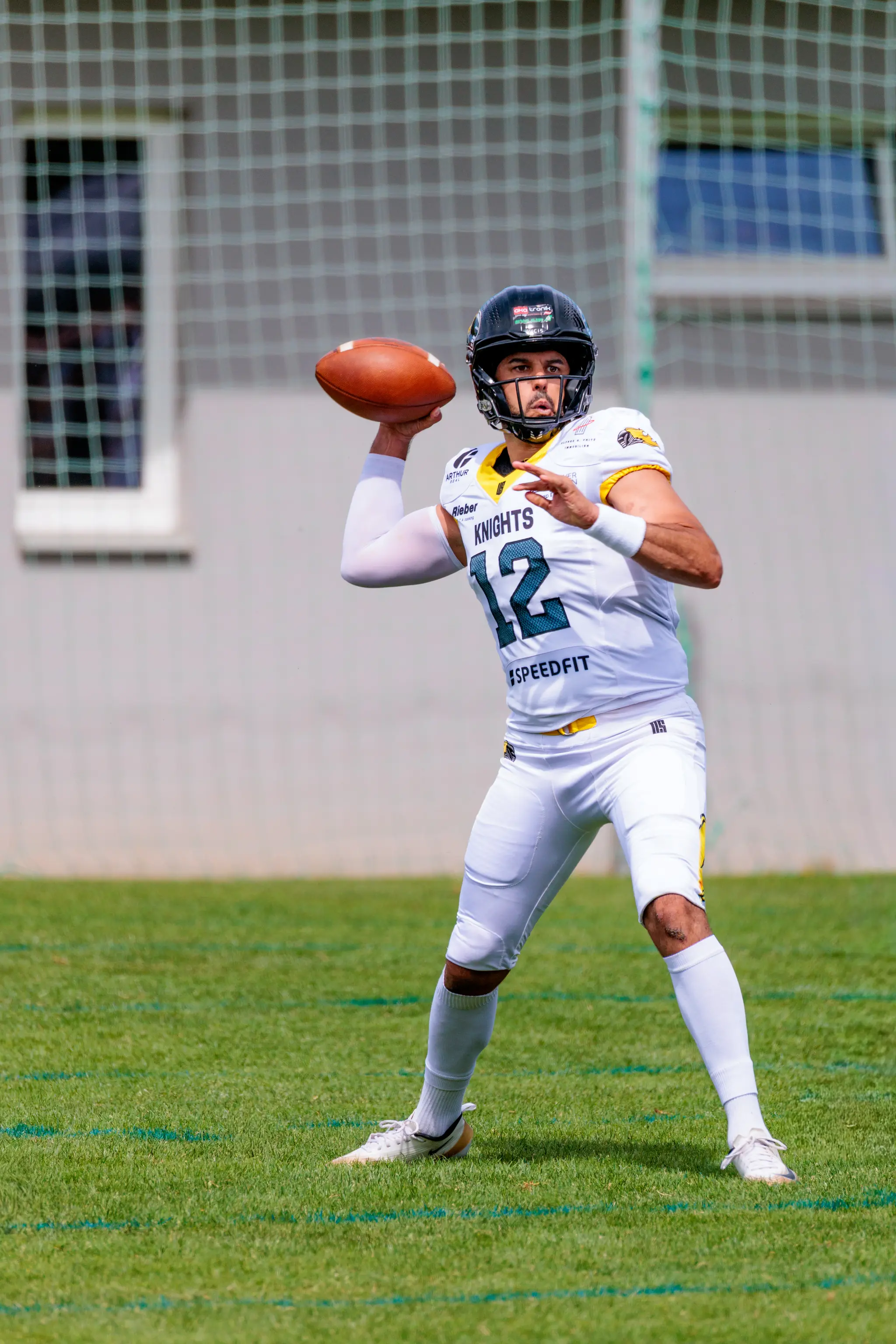 Quarterback der Vienna Knights führt einen Pass während des AFL-Spiels gegen die Danube Dragons