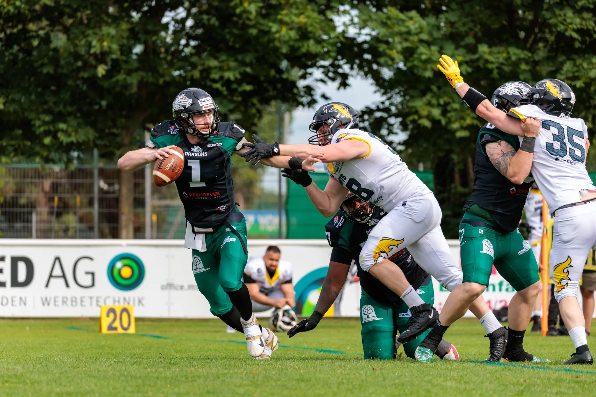 Ein Quarterback der Danube Dragons versucht unter massivem Druck der Vienna Knights den Ball zu sichern