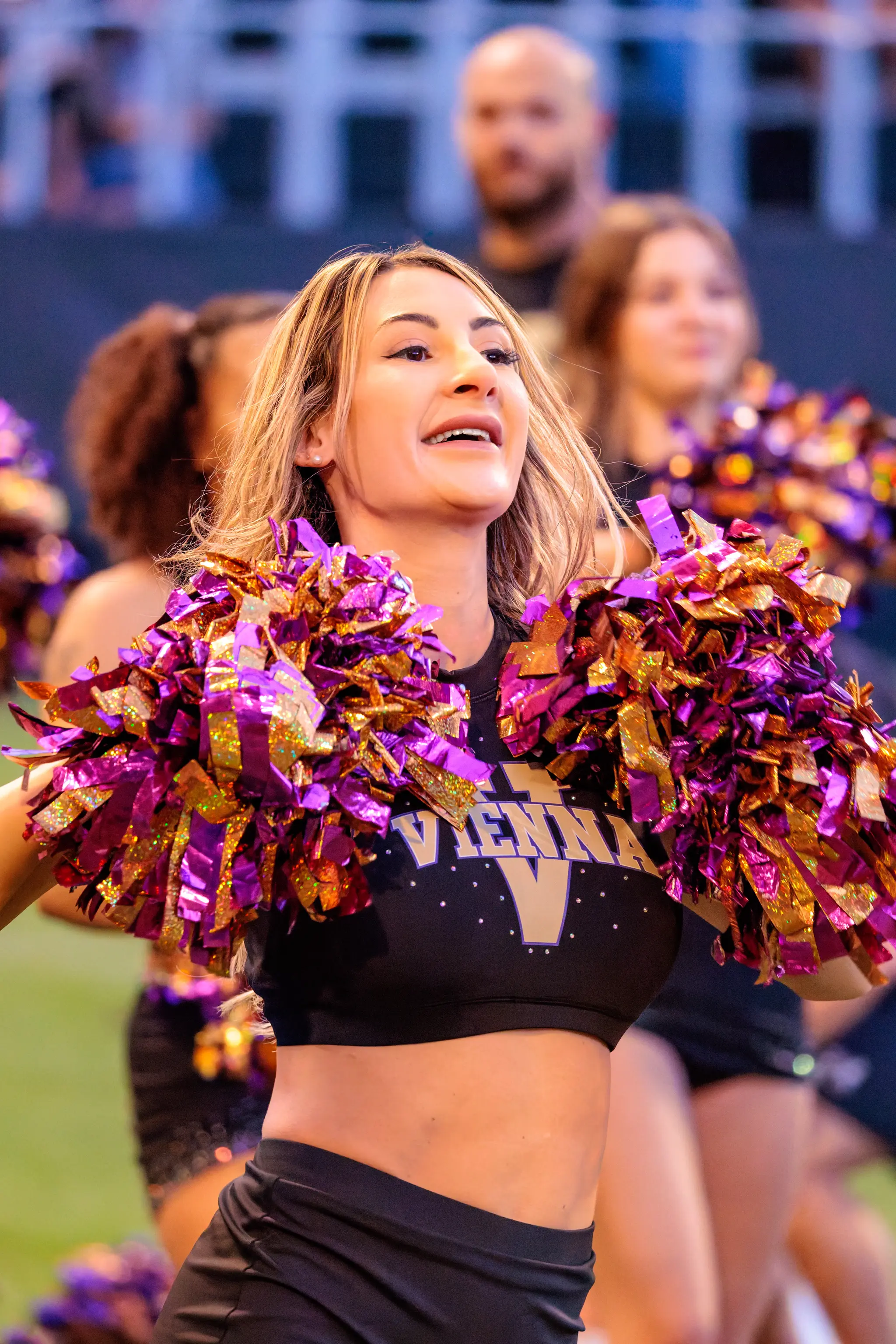Strahlende Präsenz am Sideline: Eine Tänzerin des Vienna Vikings Spirit Squad tanzt.