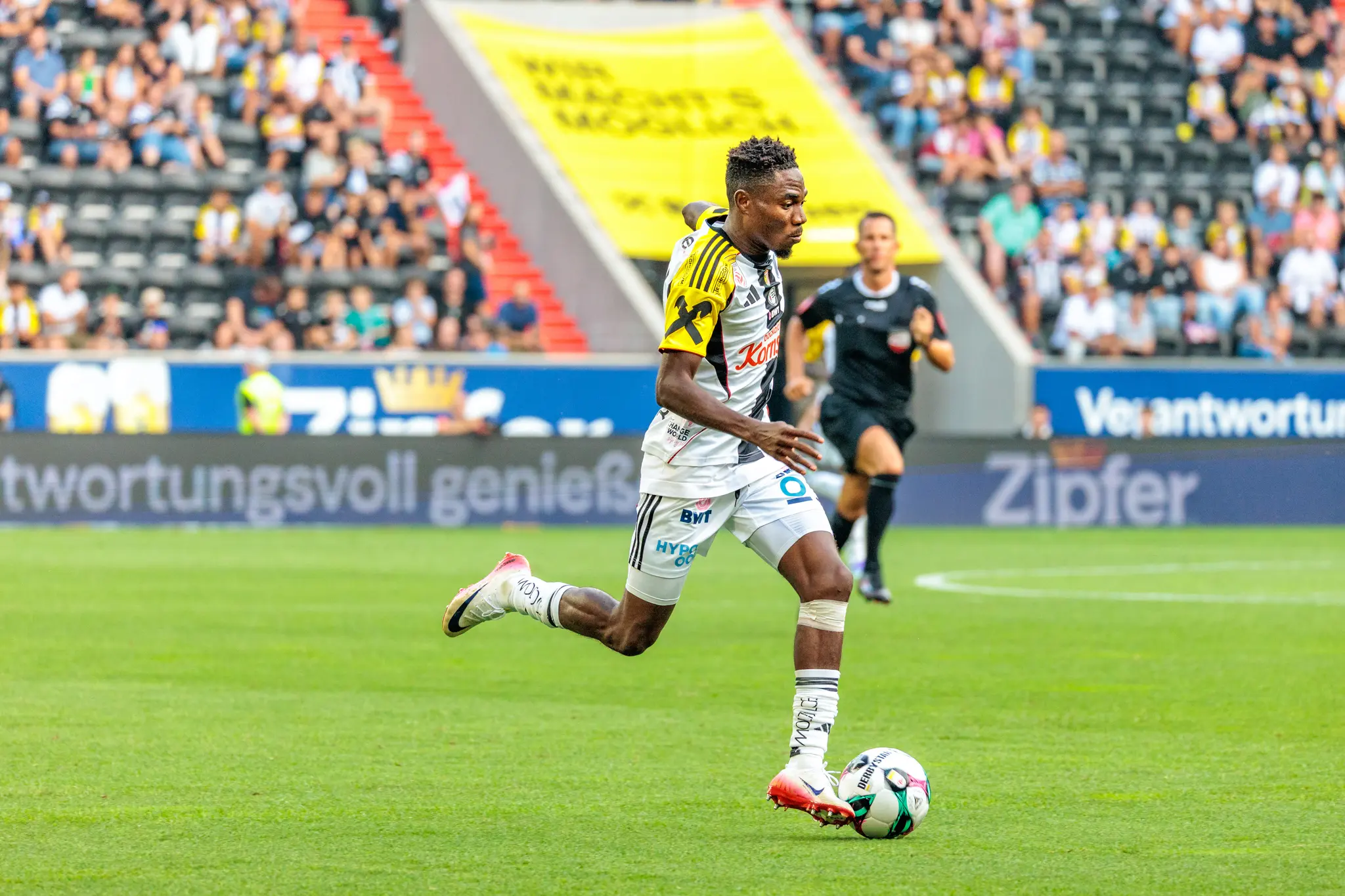 Moses Usor, ein LASK-Fußballspieler, dribbelt während des Bundesligaspiels gegen Austria Wien