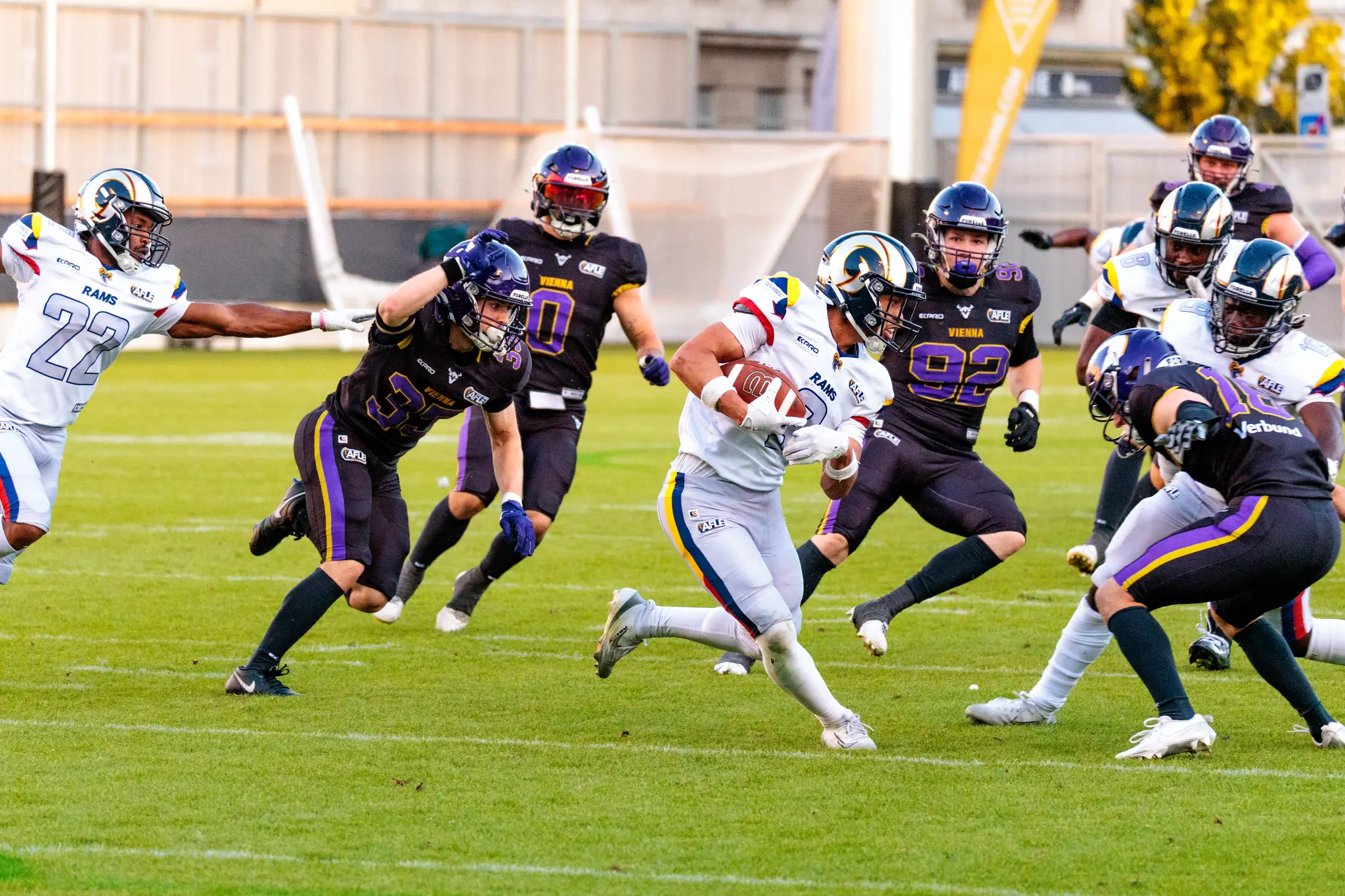 Ein Spieler der Alpine Rams wird von Verteidigern der Vienna Vikings im AFLE-Spitzenspiel um den Ball gekämpft