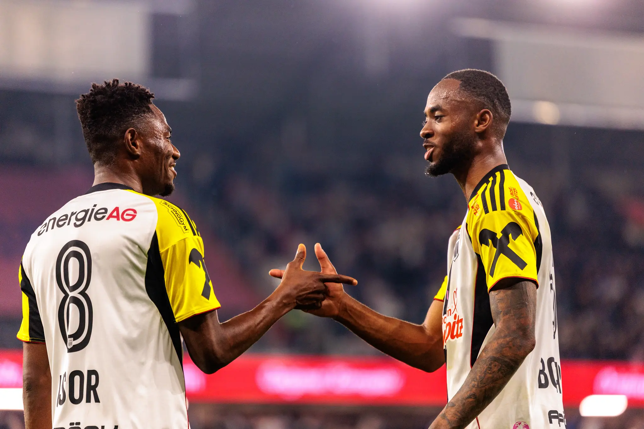 Moses Usor und ein Teamkollege vom LASK geben sich nach einem Spielzug einen Handschlag