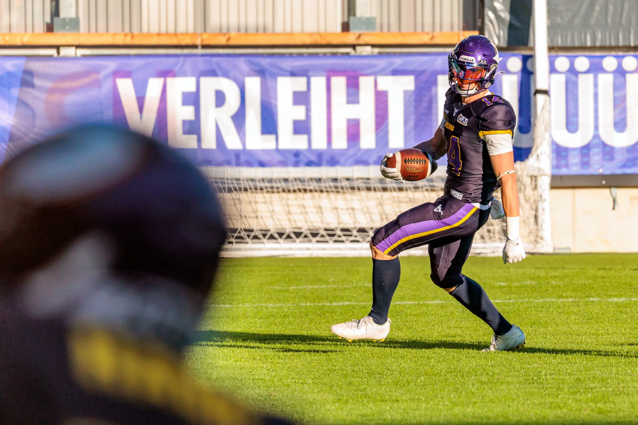 Nach dem Touchdown-Catch läuft Yannick Mayr (14) mit dem Ball in der Hand in die Endzone – Jubelmoment für die Vienna Vikings gegen die London Warriors.
