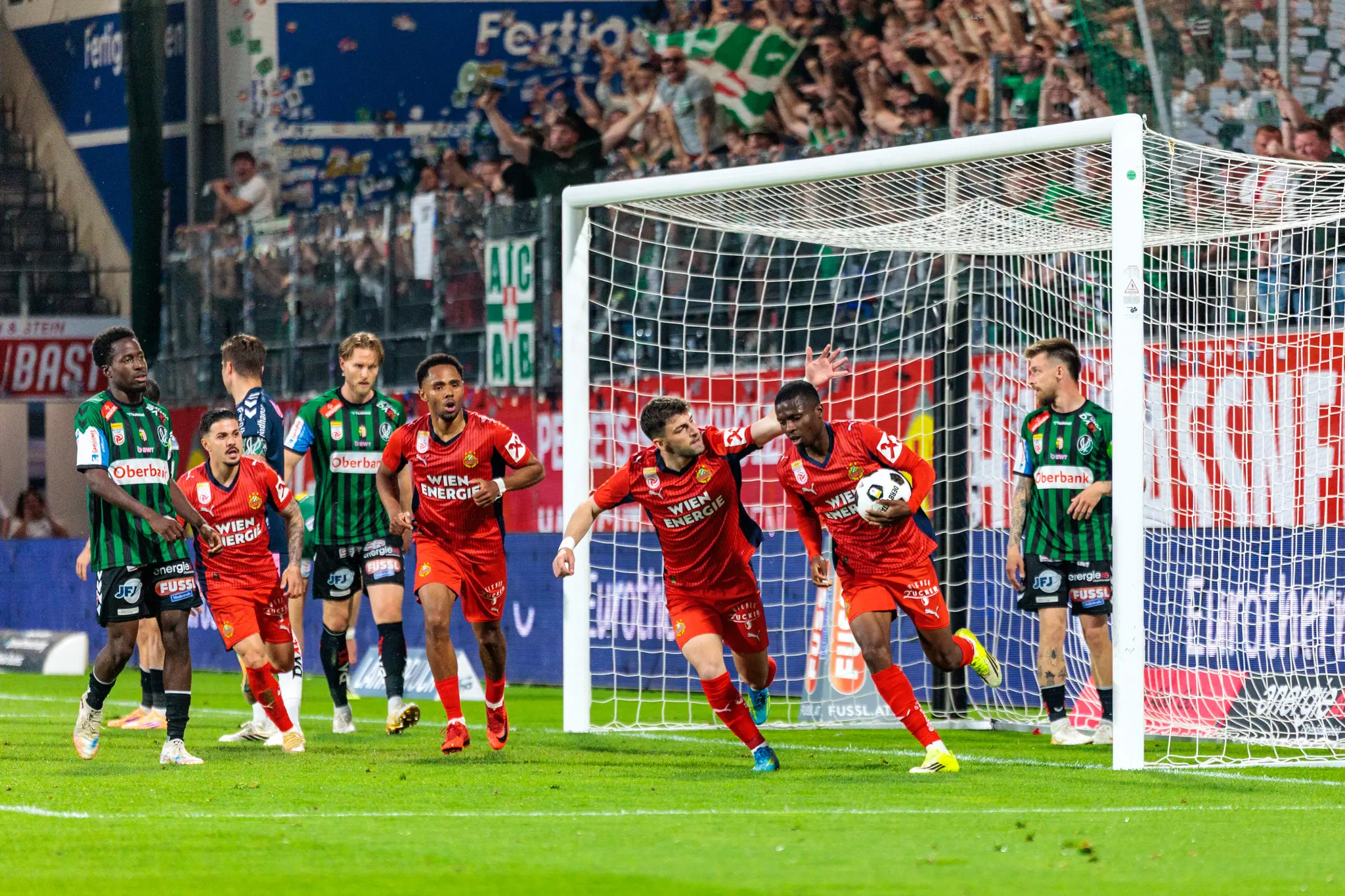 Ein Spieler von Rapid Wien feiert ausgelassen seinen Torjubel während des Bundesliga-Playoff-Spiels gegen die SV Ried
