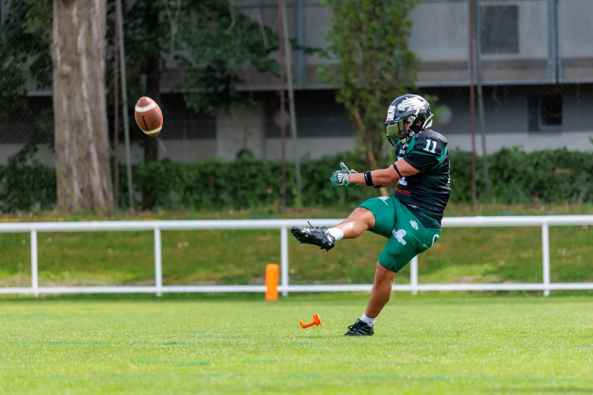 Ein Spieler der Danube Dragons führt einen Kickoff während des American Football Spiels gegen die Vienna Knights aus
