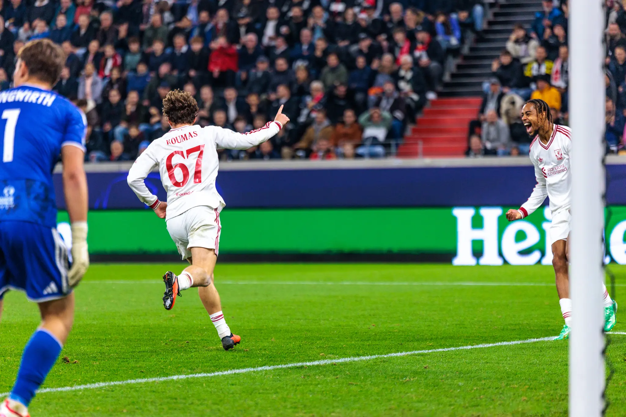 Liverpools Lewis Koumas (67) läuft mit erhobenem Zeigefinger jubelnd über den Rasen, rechts jubelt ein Teamkollege.