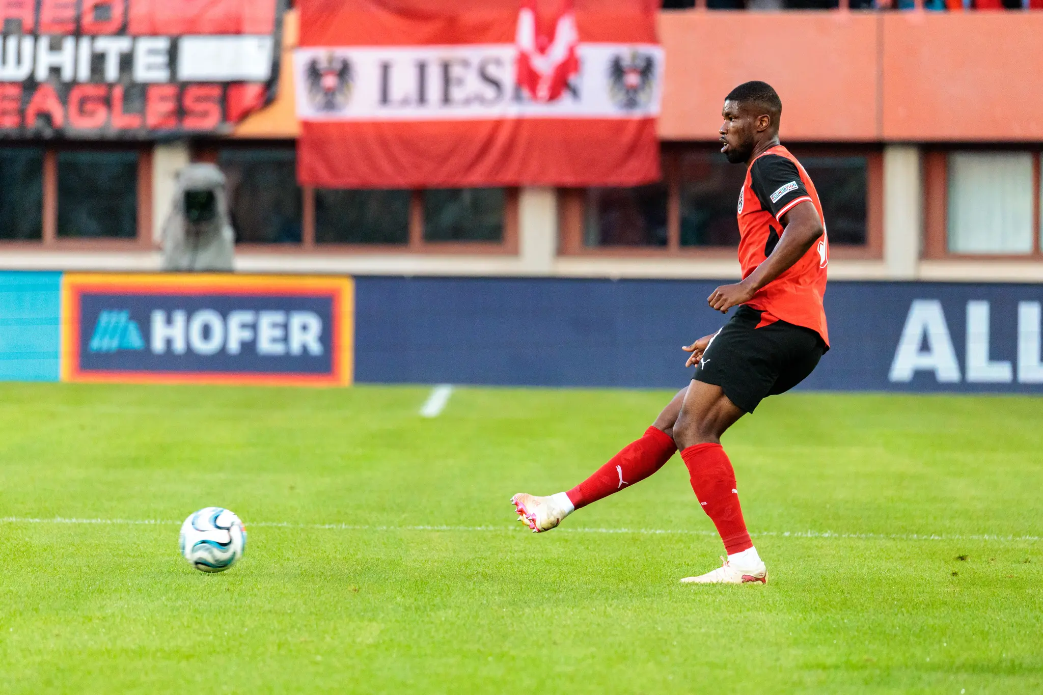 Kevin Danso (3) spielt den Ball mit dem linken Fuß nach vorn.