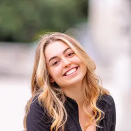 Ein Porträtfoto von der sympathischen Valentina Schwedießen, die mit einem strahlenden Lächeln in die Kamera blickt