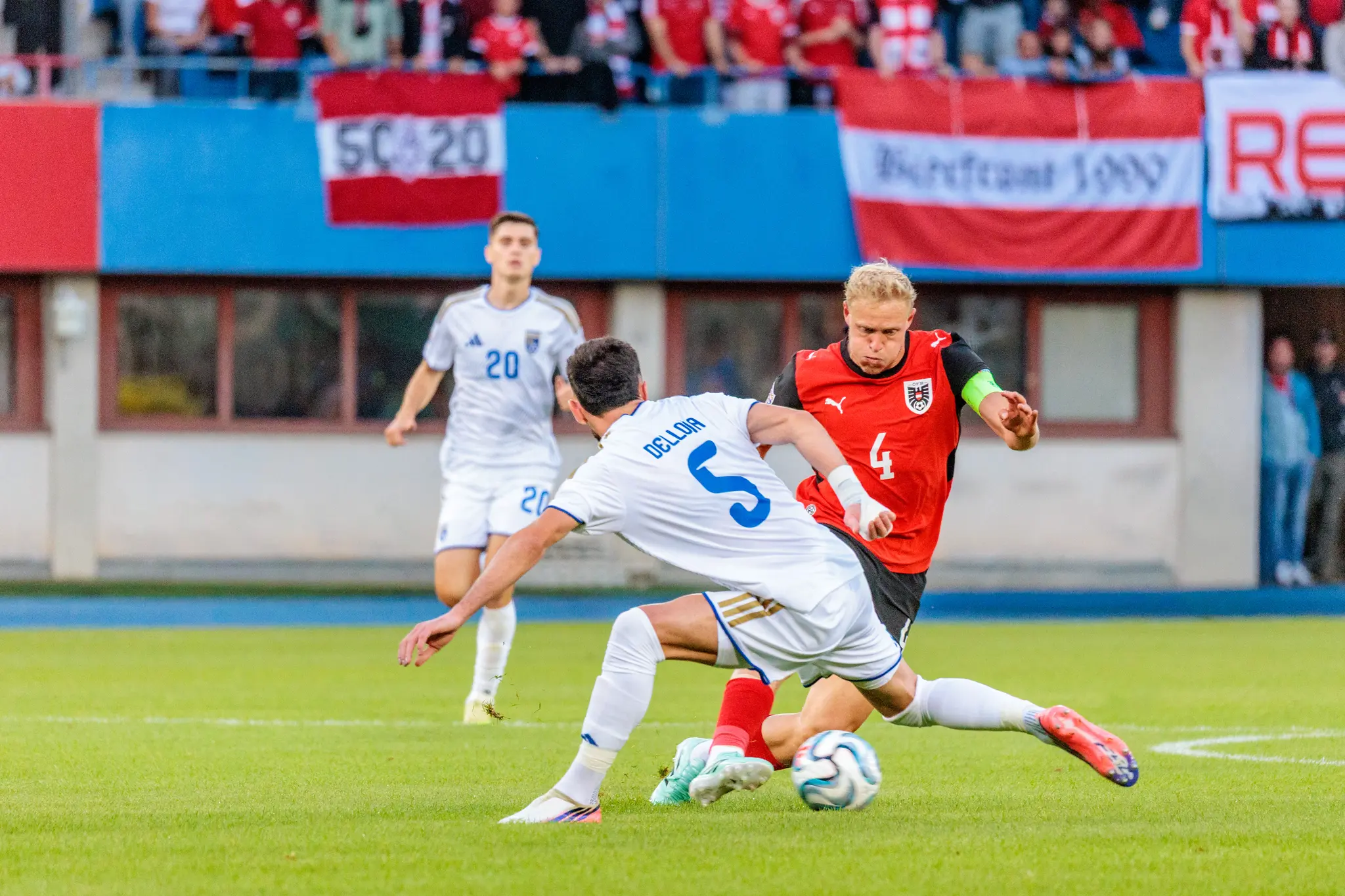 Kapitän Xaver Schlager (4) nimmt im Mittelfeld den Zweikampf mit einem Spieler des Kosovo an.