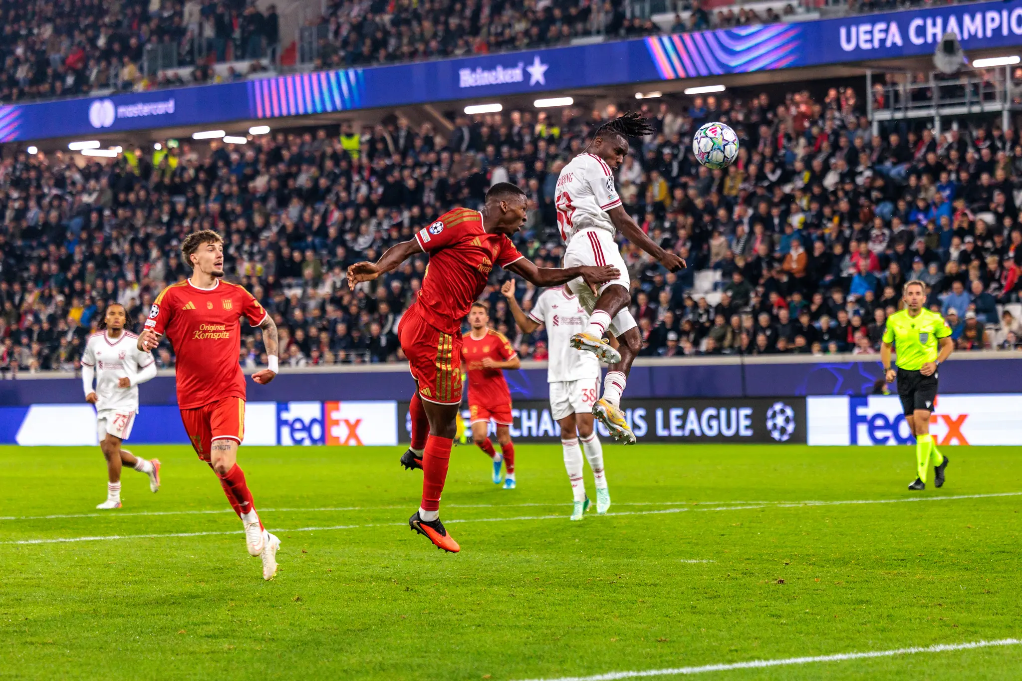 Ein Liverpooler Spieler steigt zum Kopfball hoch und wird von einem LASK-Spieler bedrängt.