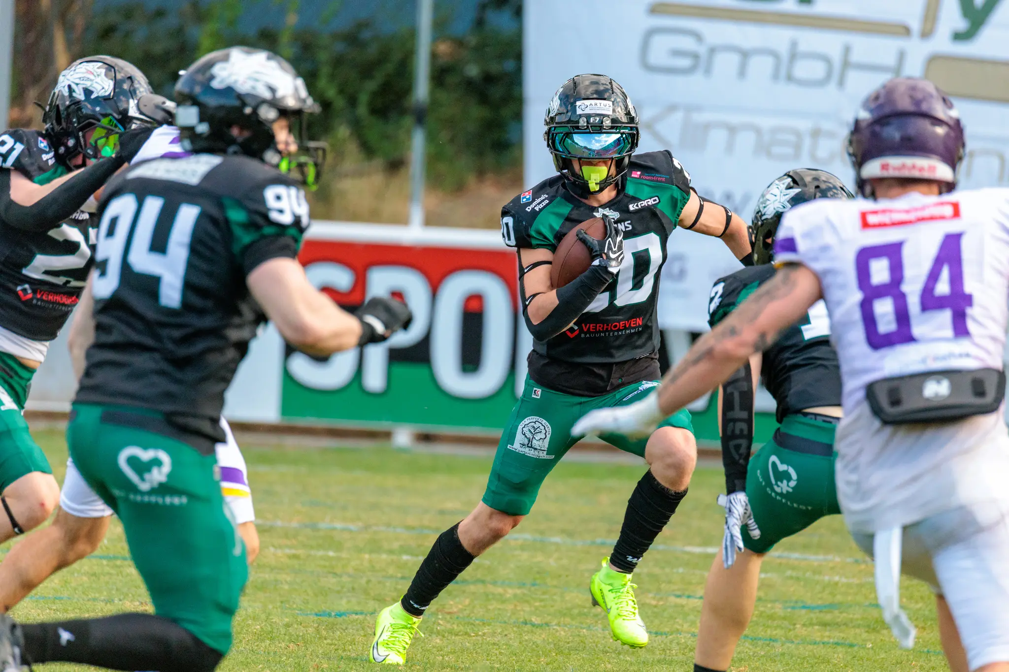 Dragons-Läufer wird von mehreren Vikings-Defensivspielern gestoppt im AFL-Playoff 2026