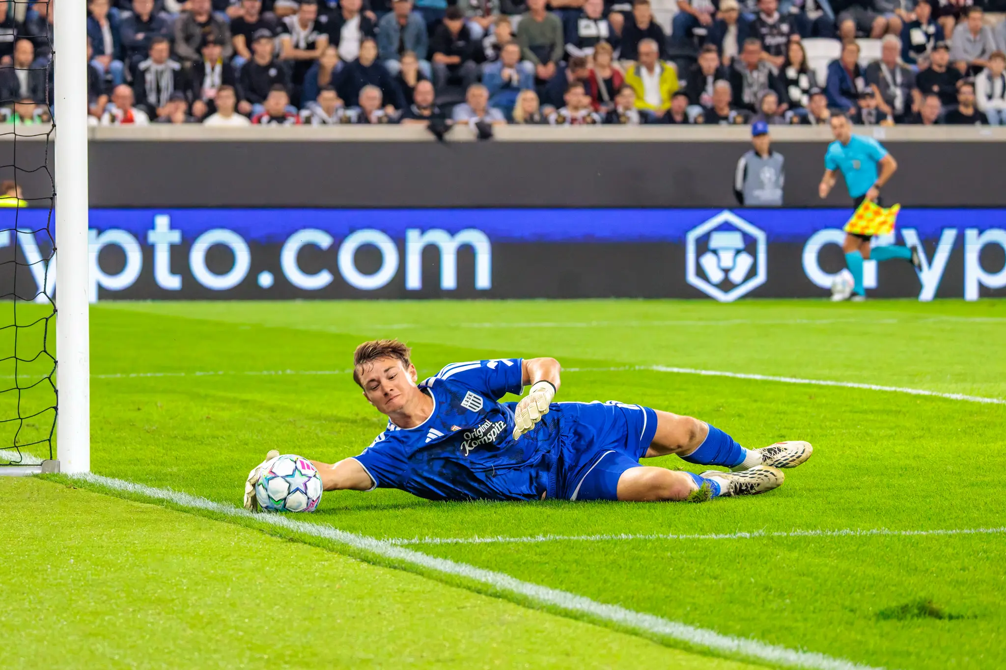 Am Pfosten ist kein Vorbeikommen: LASK-Keeper Lukas Jungwirth grätscht quer und klatscht den Ball vor dem nahenden Celtic-Sturm sicher fest.