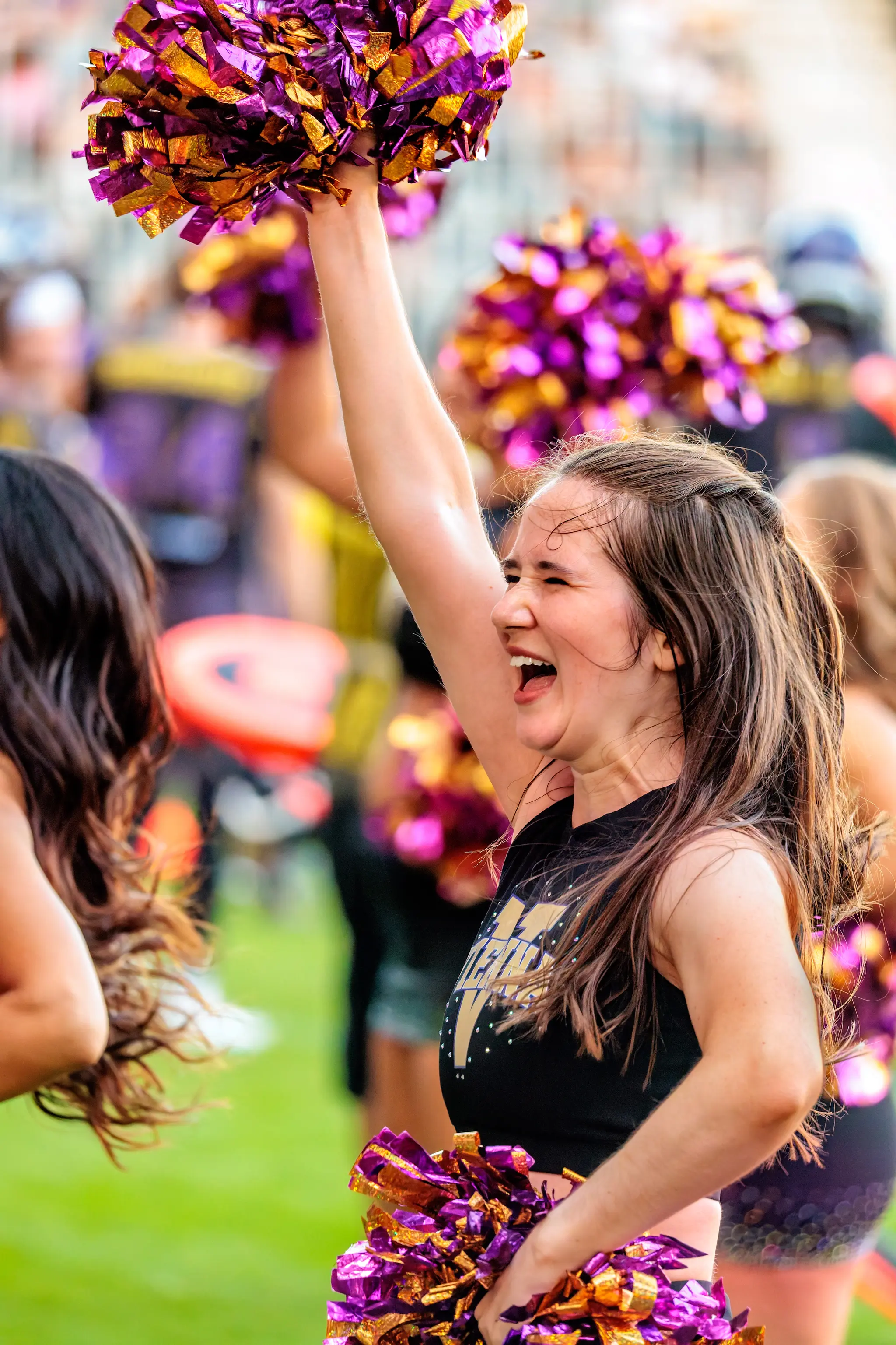 Mit offenem Mund feuert eine Tänzerin des Vienna Vikings Cheer Squads das Publikum an, den Pompon hochgerissen.