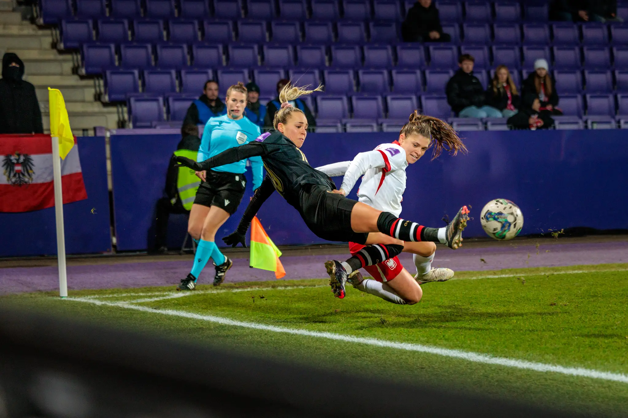 Eine österreichische und eine polnische Frauenfußballerin im dynamischen Zweikampf um den Ball während eines Länderspiels 