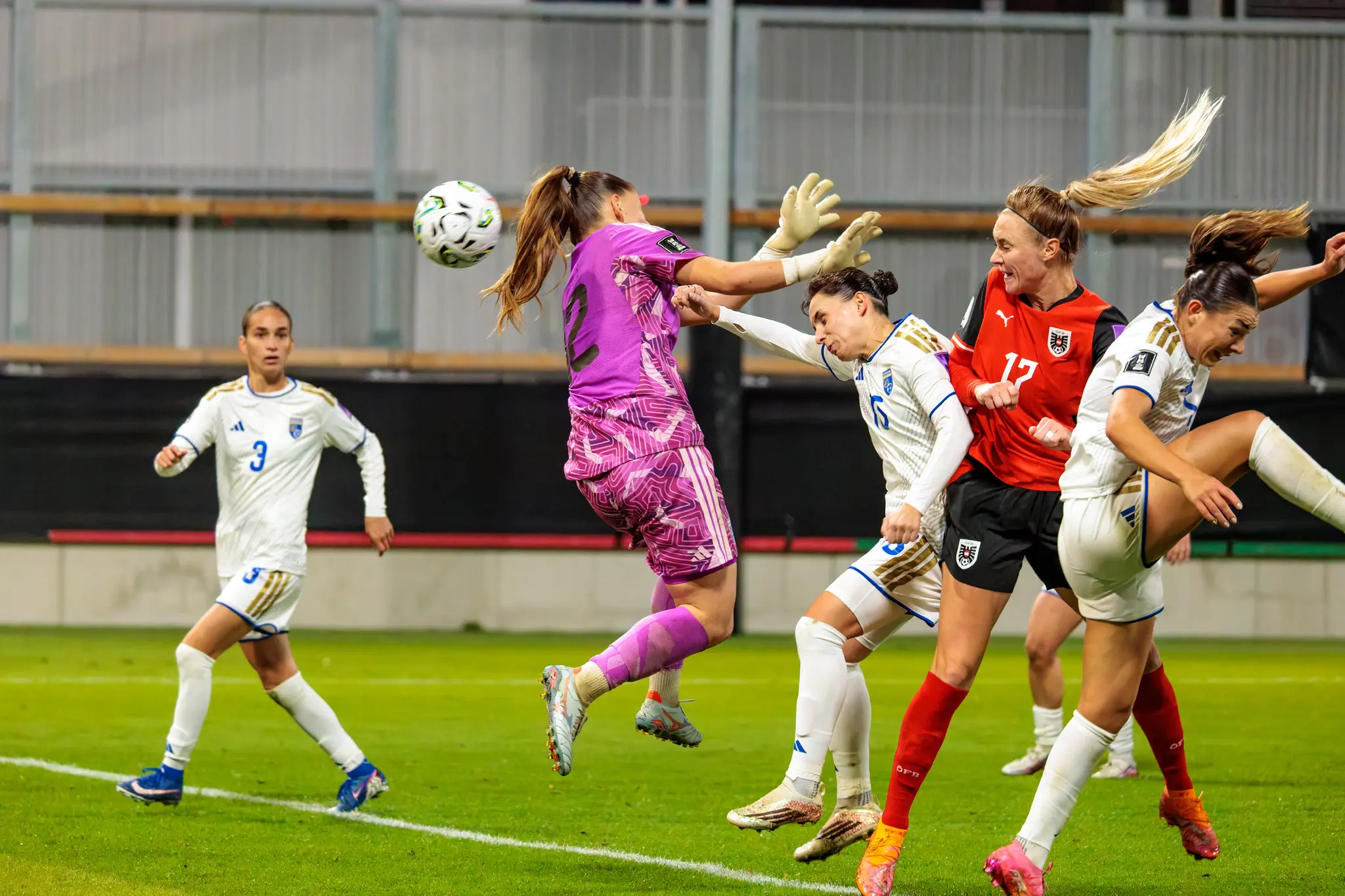 Sarah Puntigam (17) köpft nach einer Flanke von Jennifer Klein zum 2:0 ins Tor.