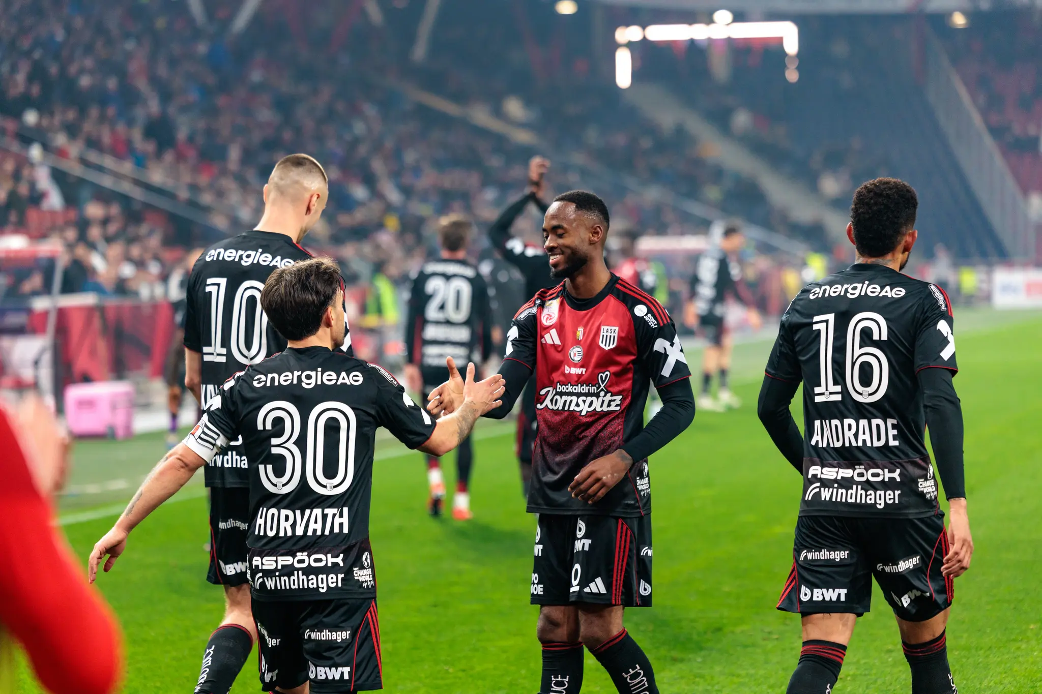 LASK-Spieler klatschen sich nach dem dramatischen 3:2-Auswärtssieg gegen Red Bull Salzburg in der ADMIRAL Bundesliga Meistergruppe ab (Text-Basis)