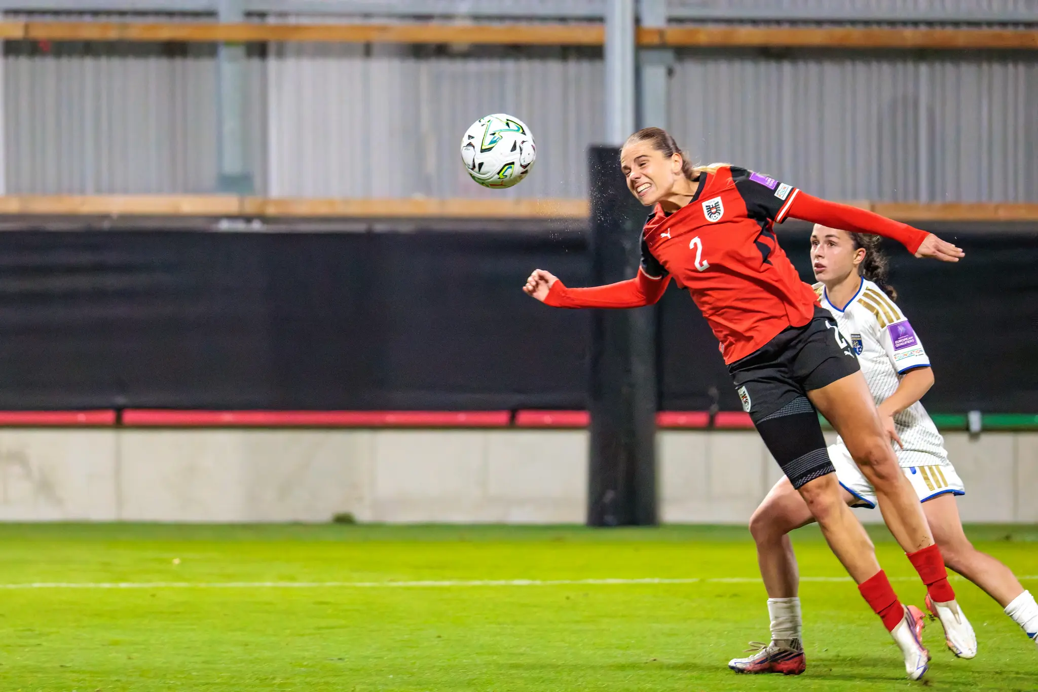 Louise Schöffel (2) steigt zum Kopfball hoch und befördert den Ball nach vorn, dicht bedrängt von einer Spielerin aus Kosovo.