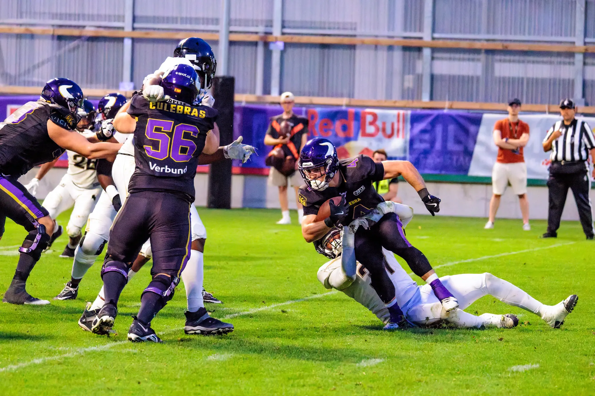 Karri Pajarinen (24) kämpft sich mit dem Ball gegen einen London-Verteidiger voran, David Culebras (56) blockt frei – Laufspiel der Vienna Vikings im vierten Viertel.