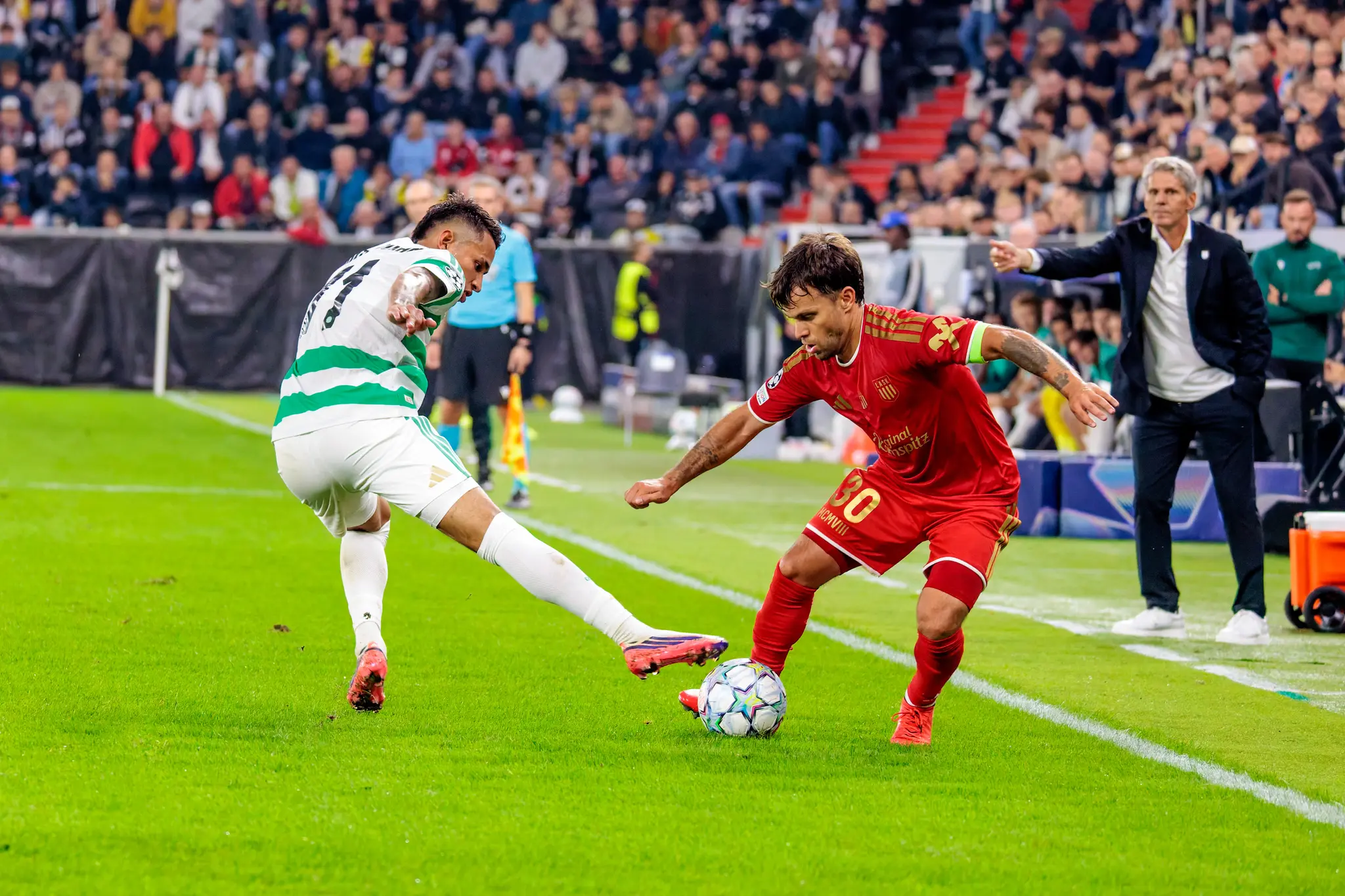 LASK-Kapitän Horvath (30) behauptet den Ball an der Seitenlinie gegen Celtics Duran (11), im Hintergrund steht LASK-Coach Dietmar Kühbauer.