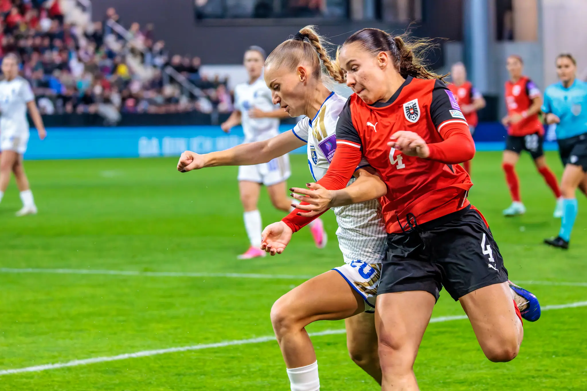 Österreichs Valentina Pötzl (4) setzt sich im Laufduell gegen eine Spielerin aus Kosovo durch.