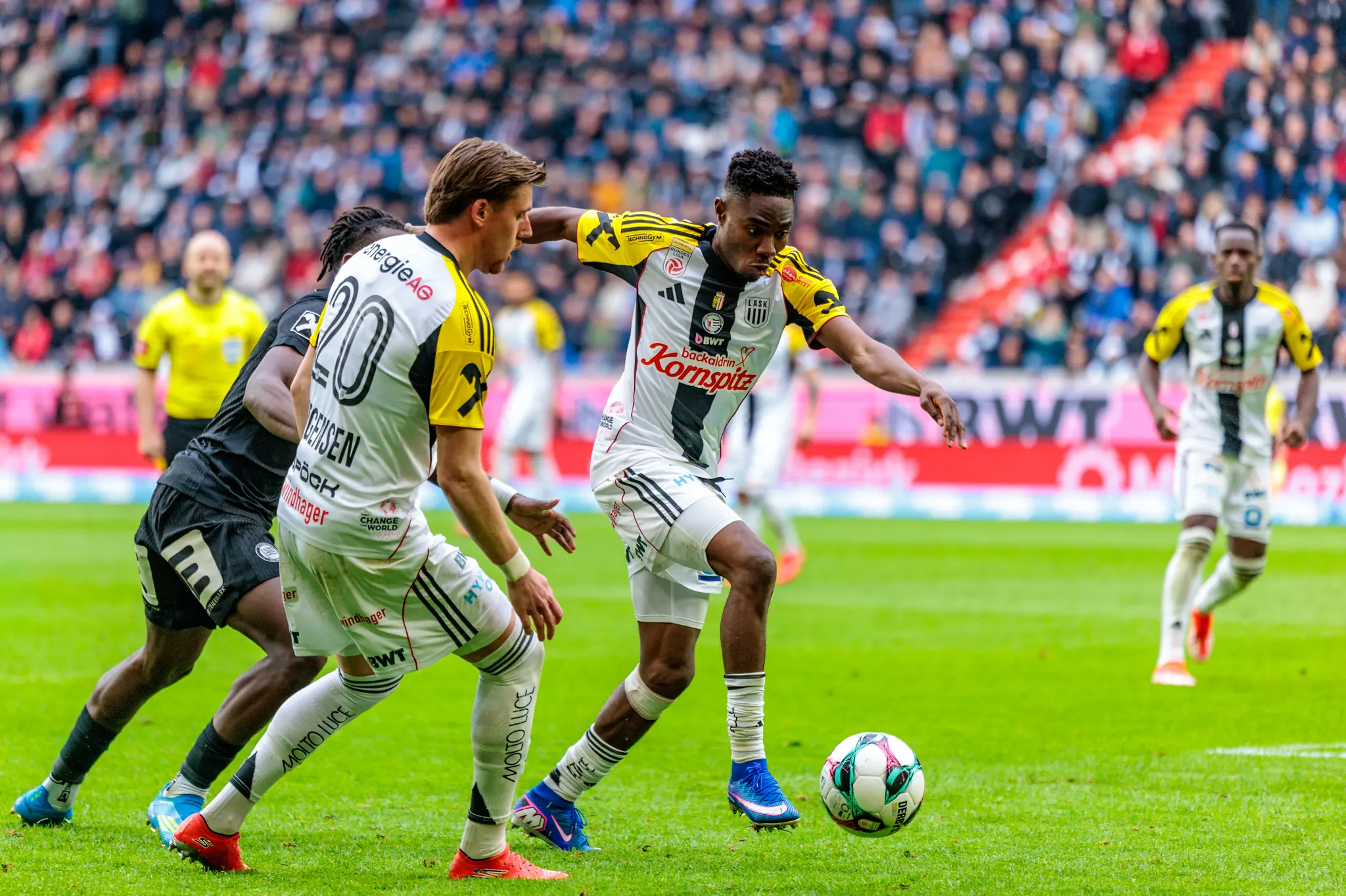 Ein LASK-Spieler dribbelt den Ball an einem Sturm-Graz-Verteidiger vorbei