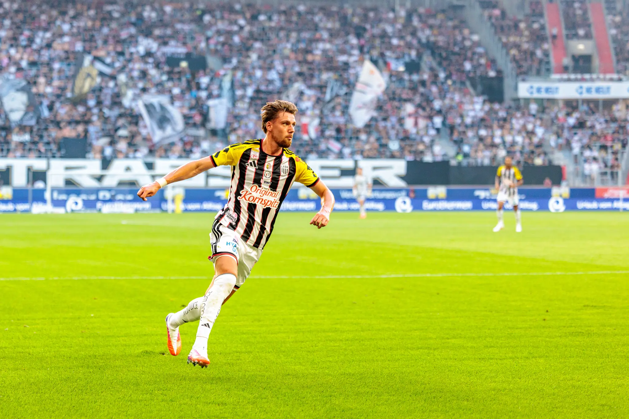 LASK-Spieler bereitet einen Schuss vor, kein Ball im Bild, die Spielsituation spielt sich im Angriffsdrittel ab